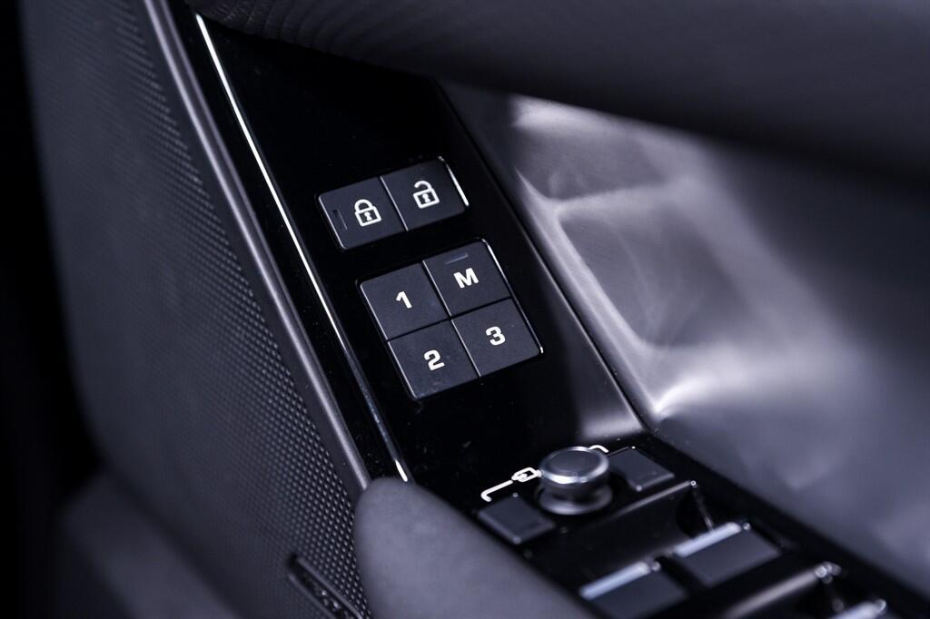 Land Rover Range Rover Velar - Image 29