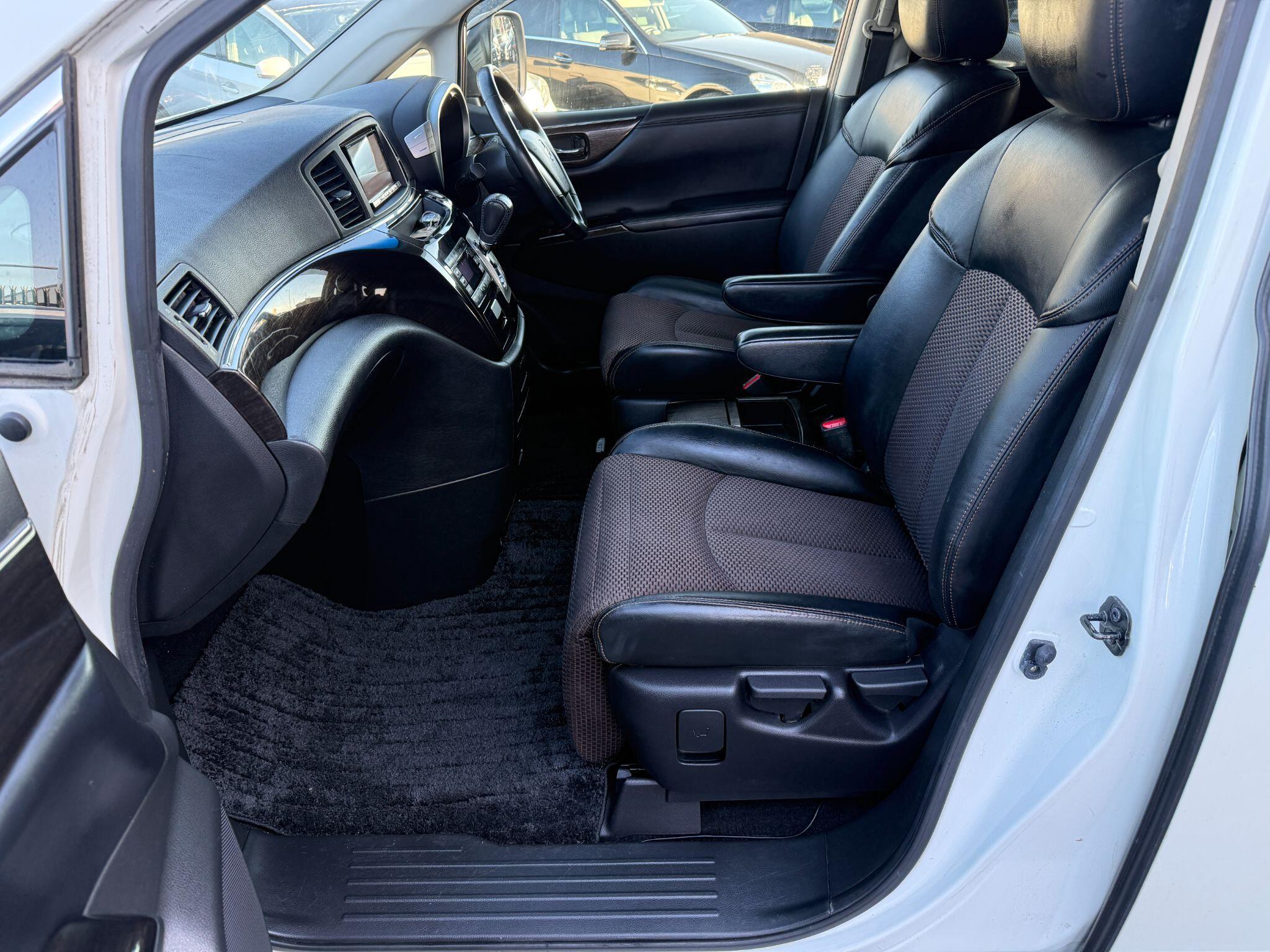 Nissan Elgrand - Image 27