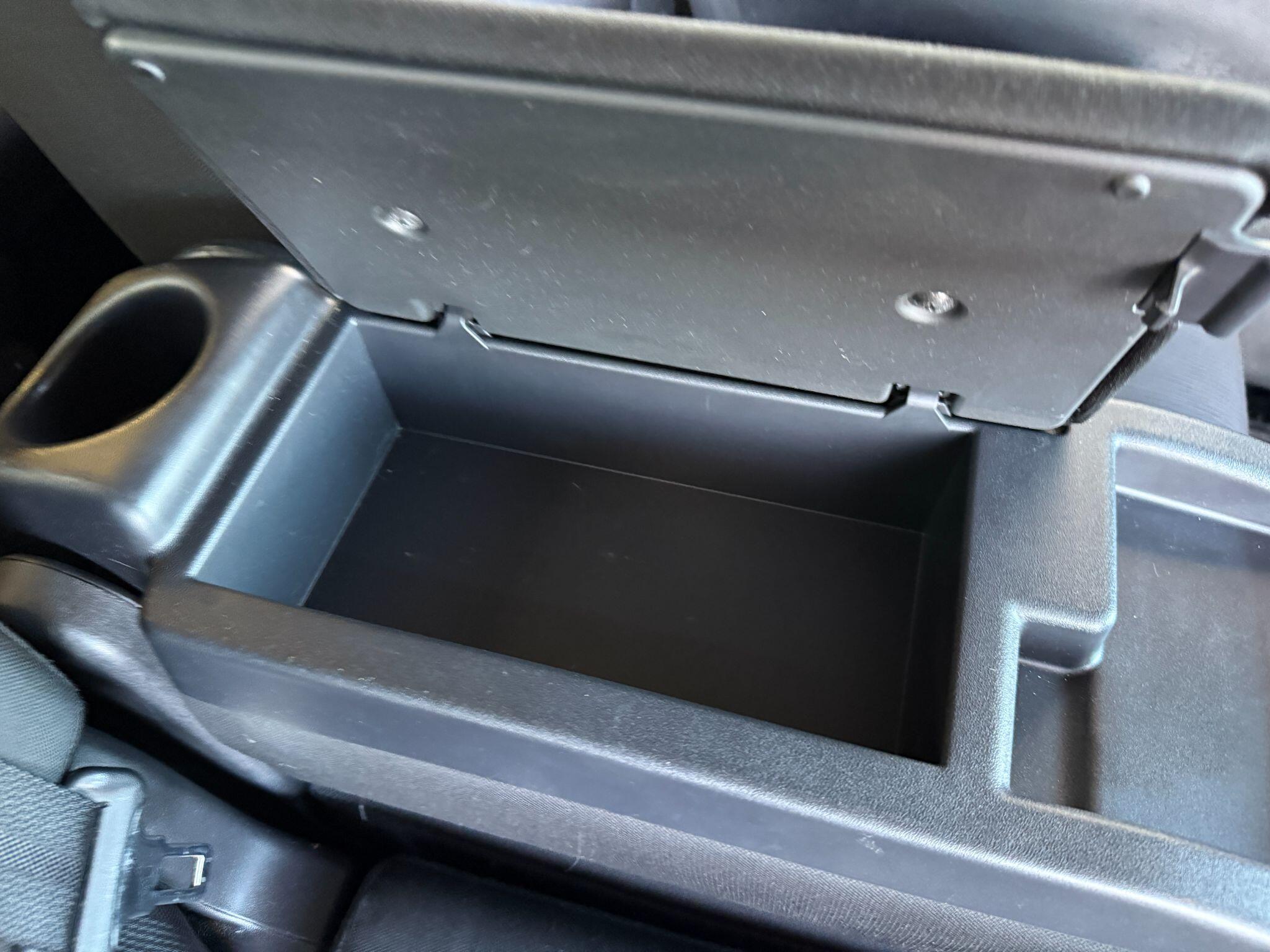 Nissan Serena - Image 40