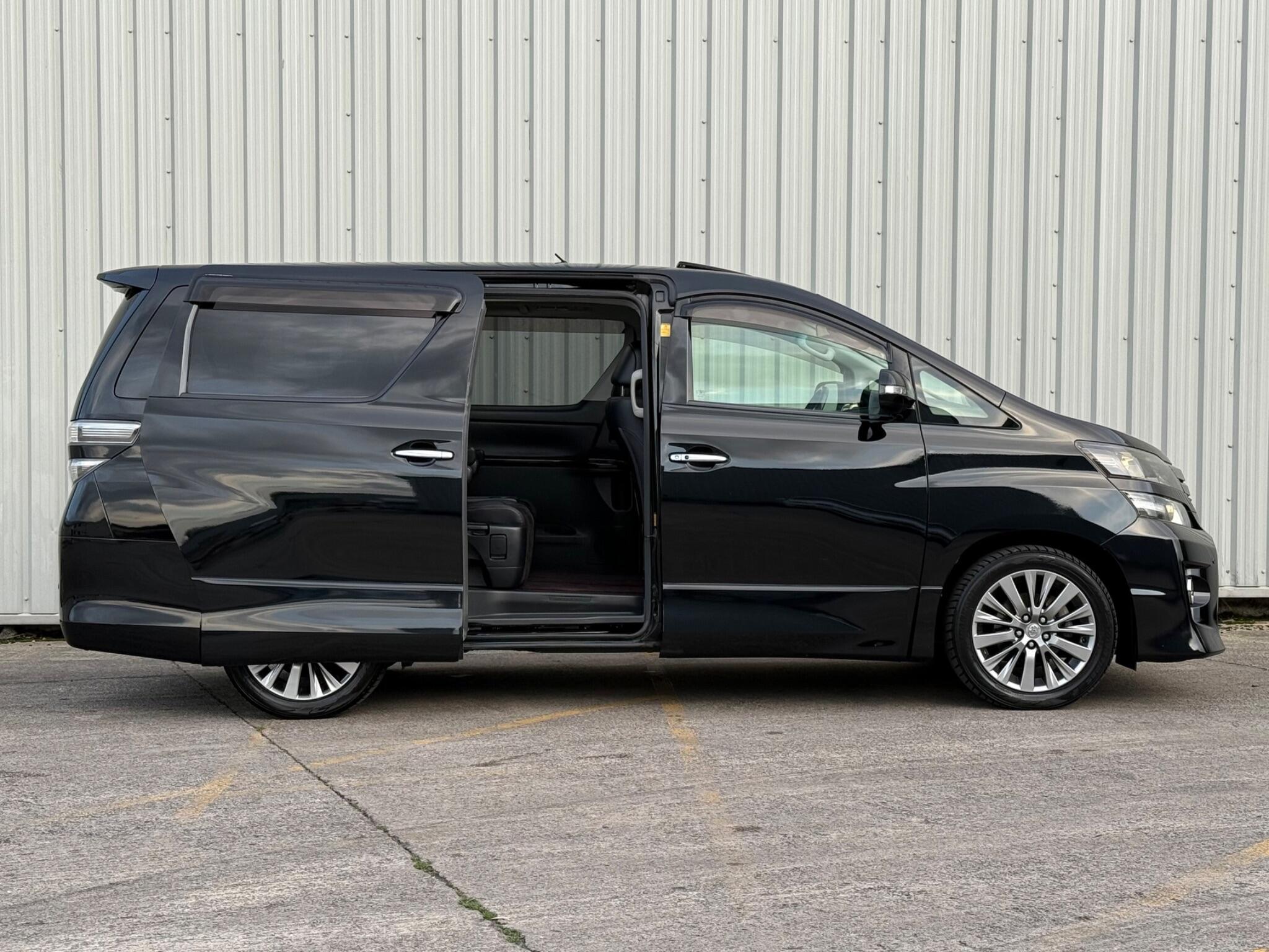 Toyota Vellfire - Image 18