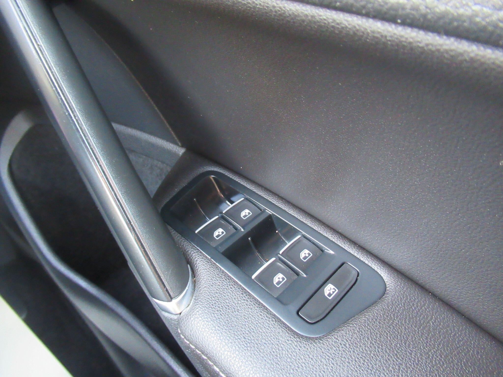 Volkswagen Golf - Image 33