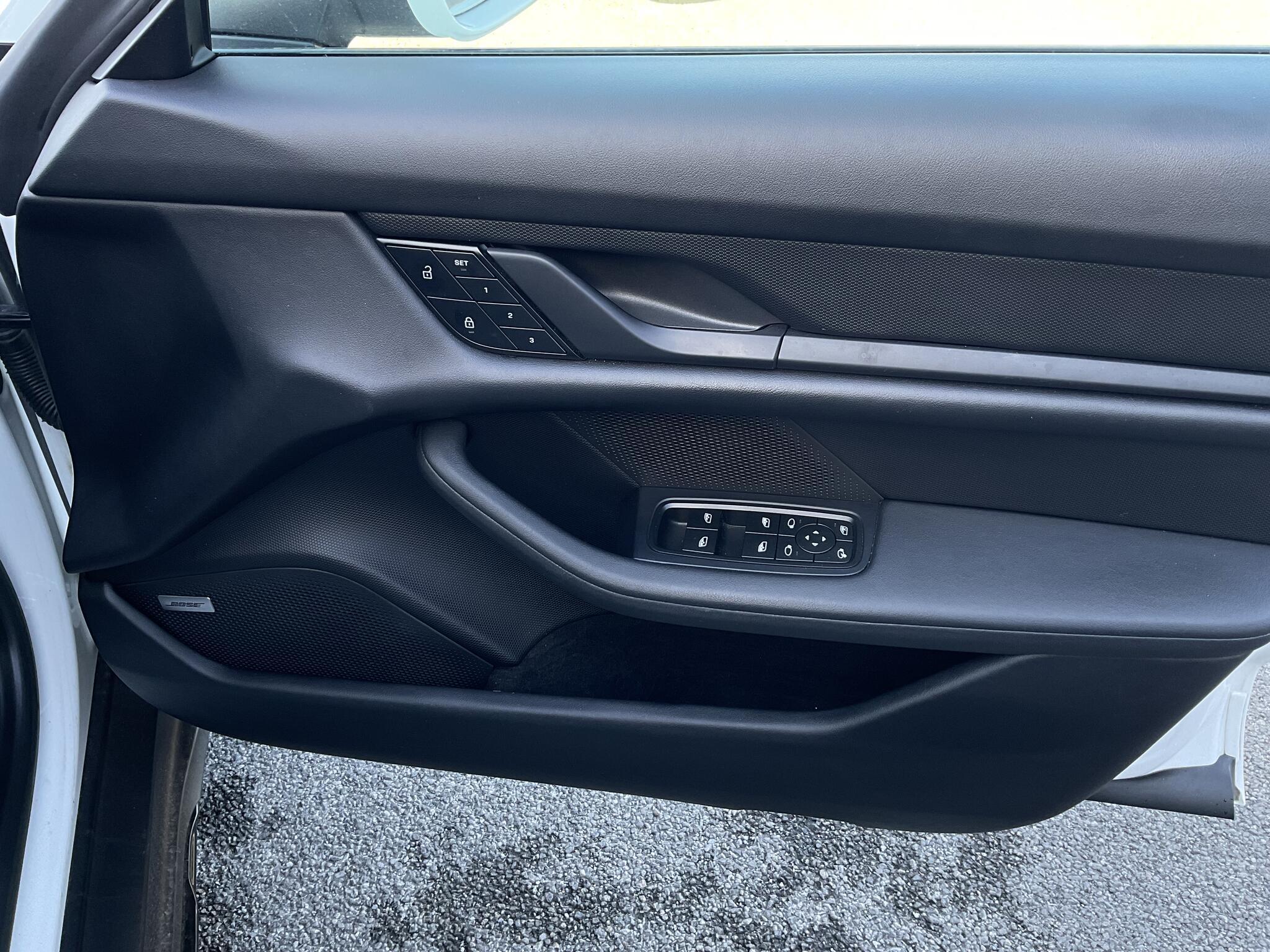 Porsche Taycan - Image 14