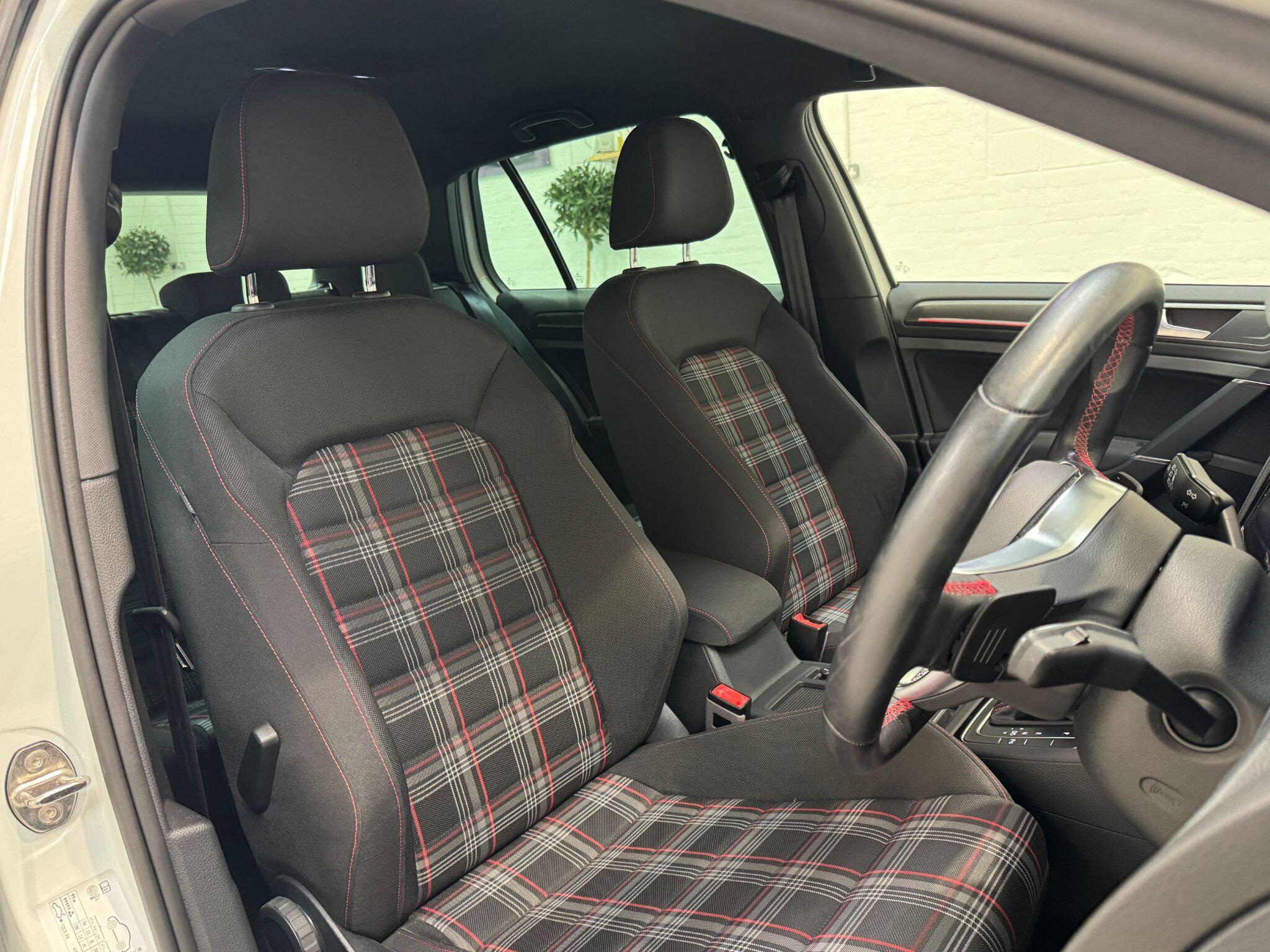 Volkswagen Golf - Image 17