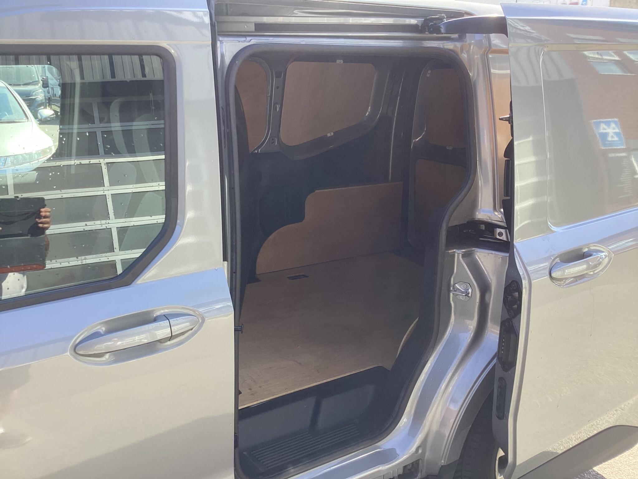 Ford Transit Courier - Image 14