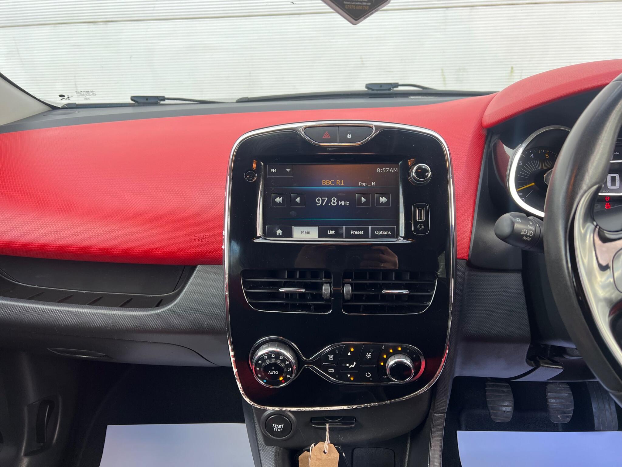 Renault Clio - Image 17