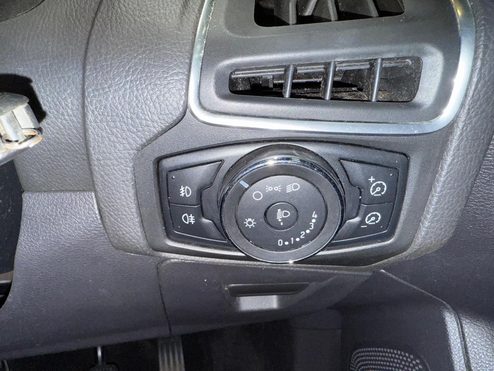 Ford Focus - Image 40