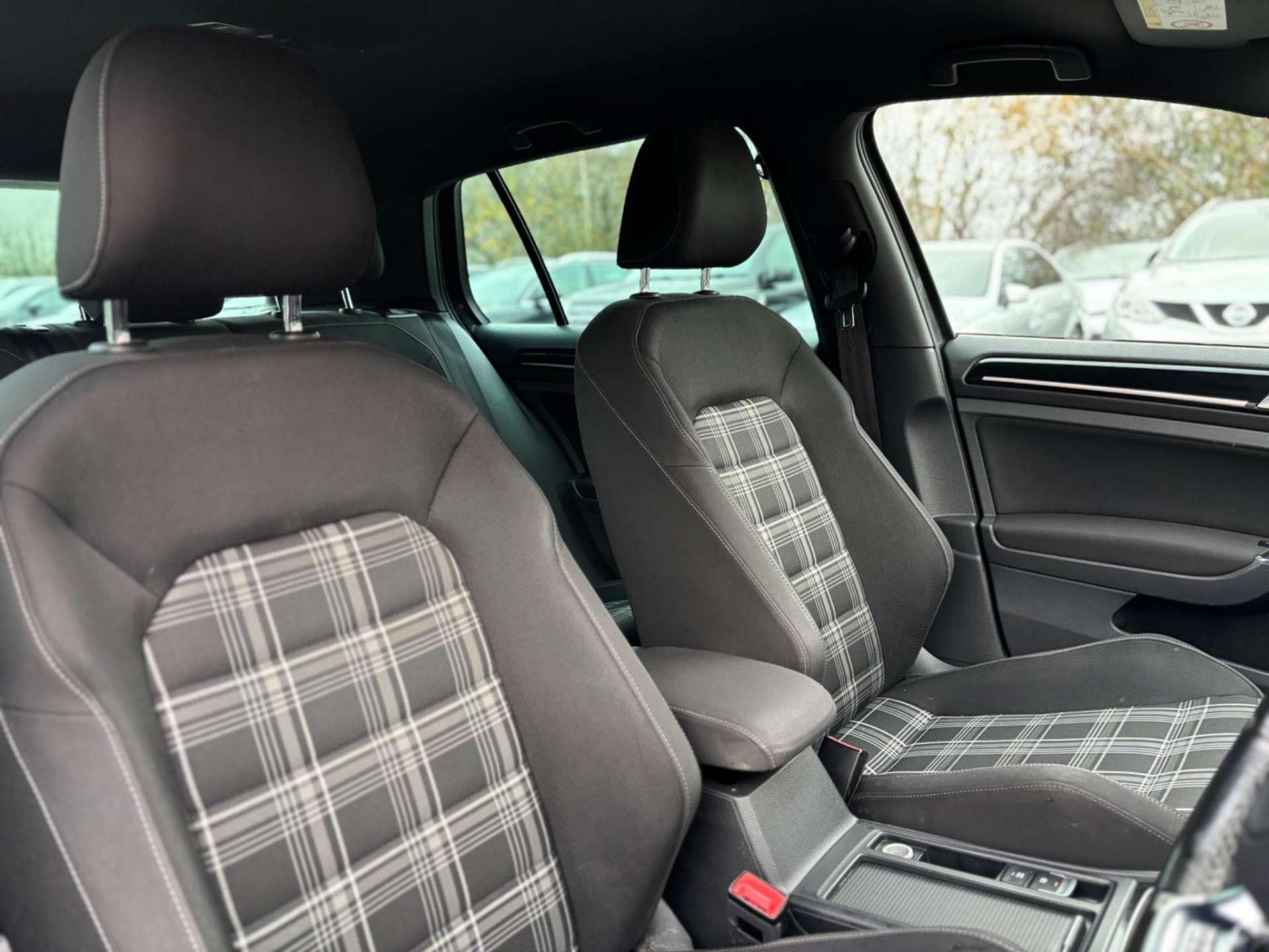 Volkswagen Golf - Image 25