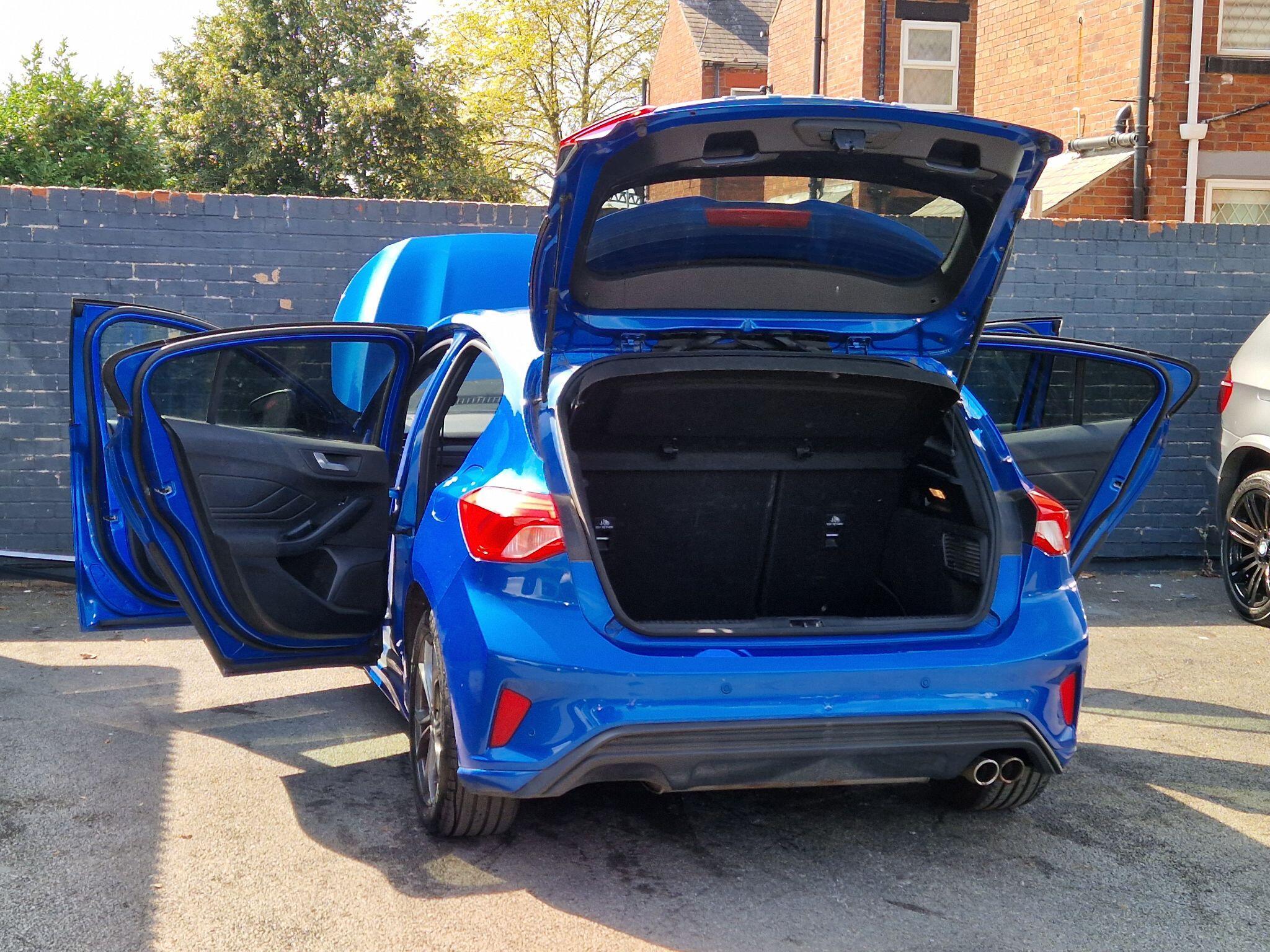 Ford Focus - Image 9