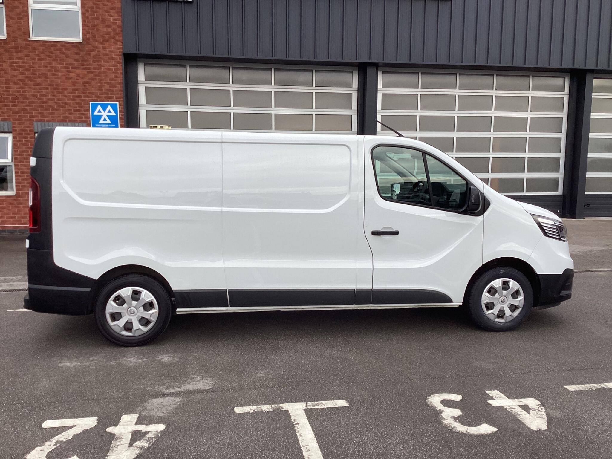 Renault Trafic - Image 8