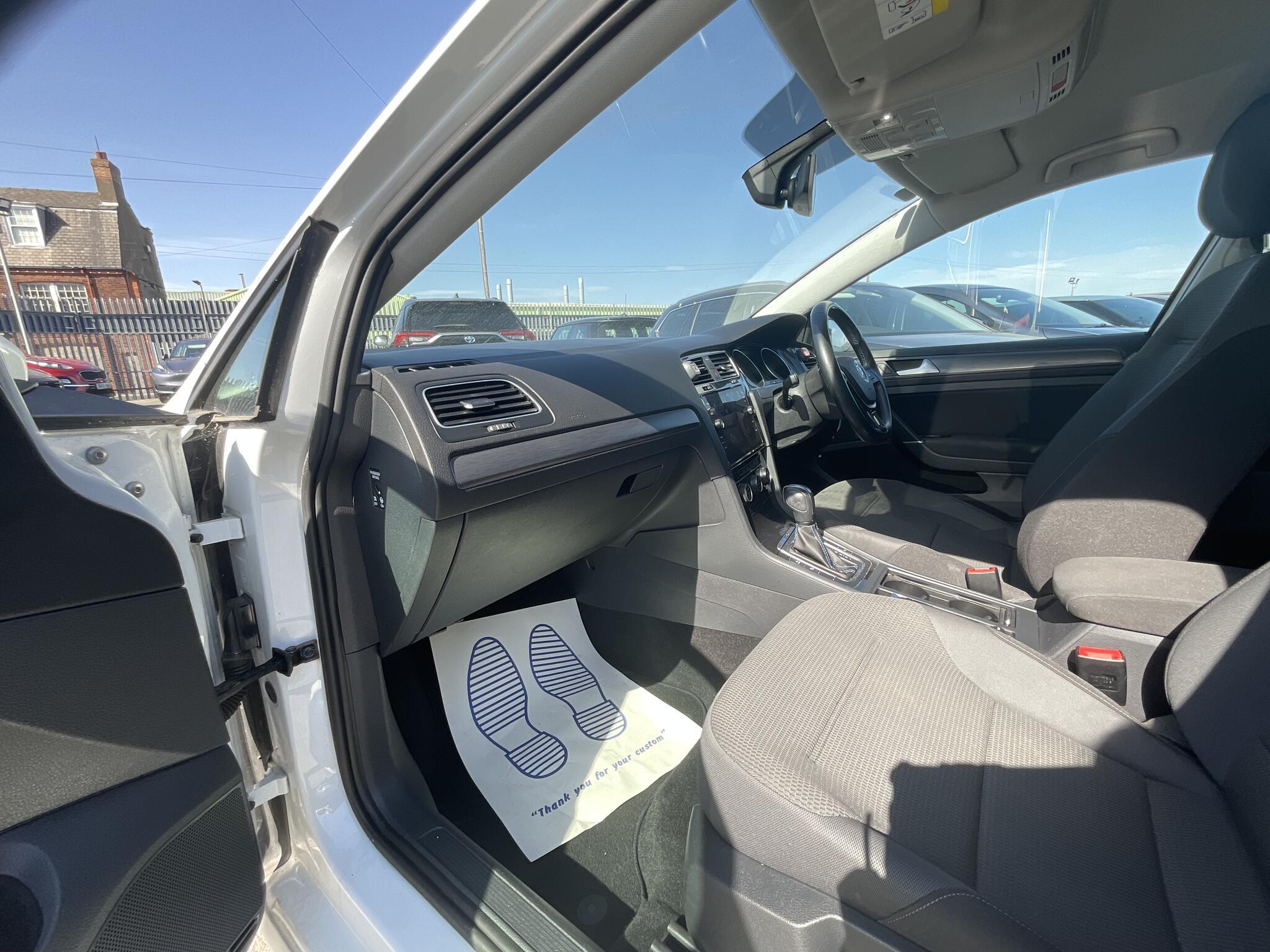 Volkswagen e-Golf - Image 11