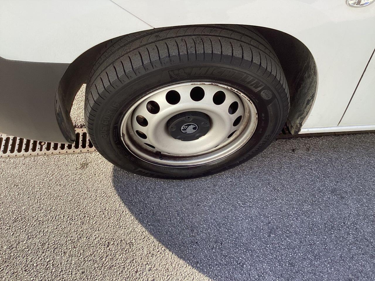 Vauxhall Combo - Image 11