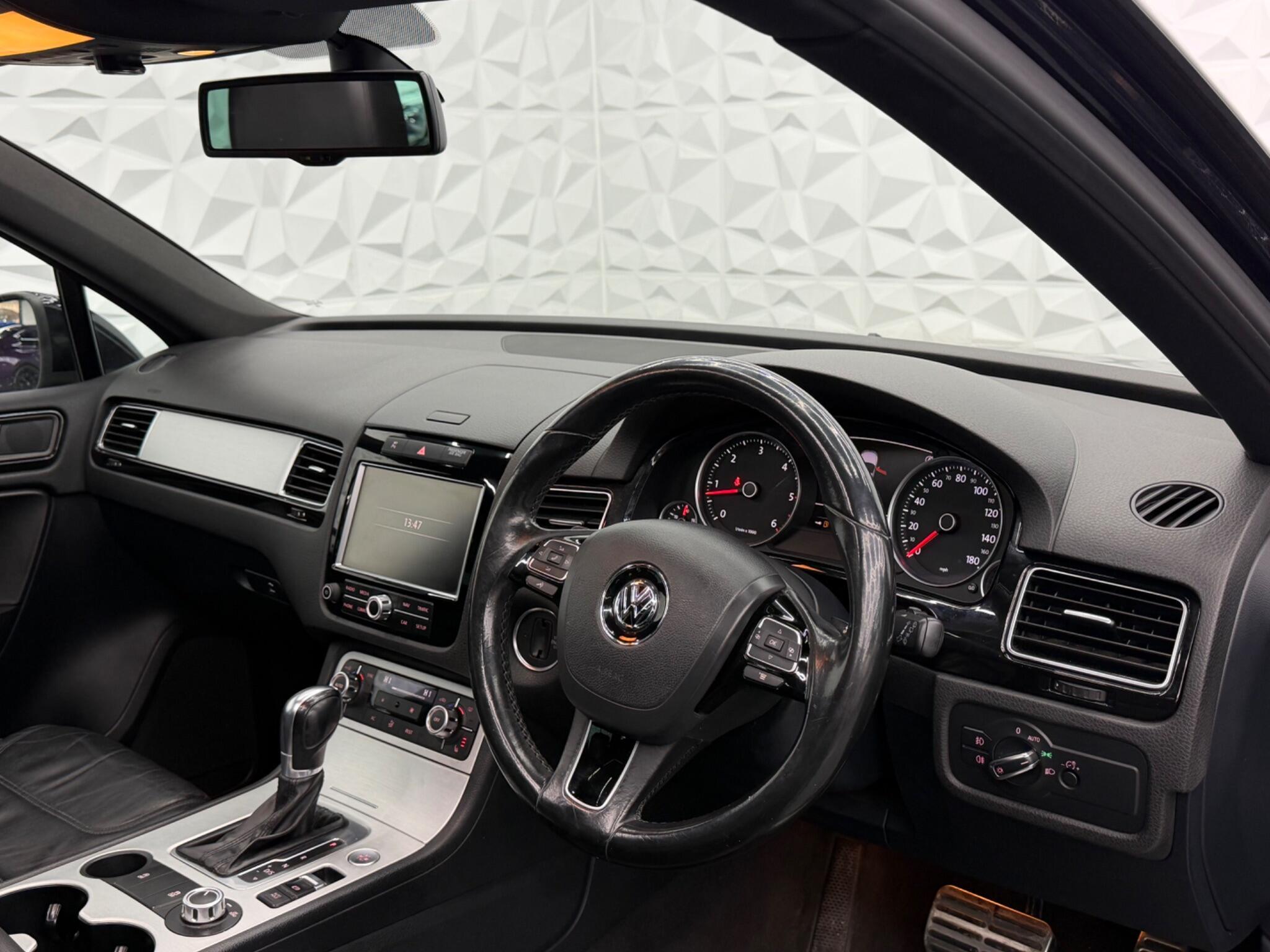 Volkswagen Touareg - Image 12
