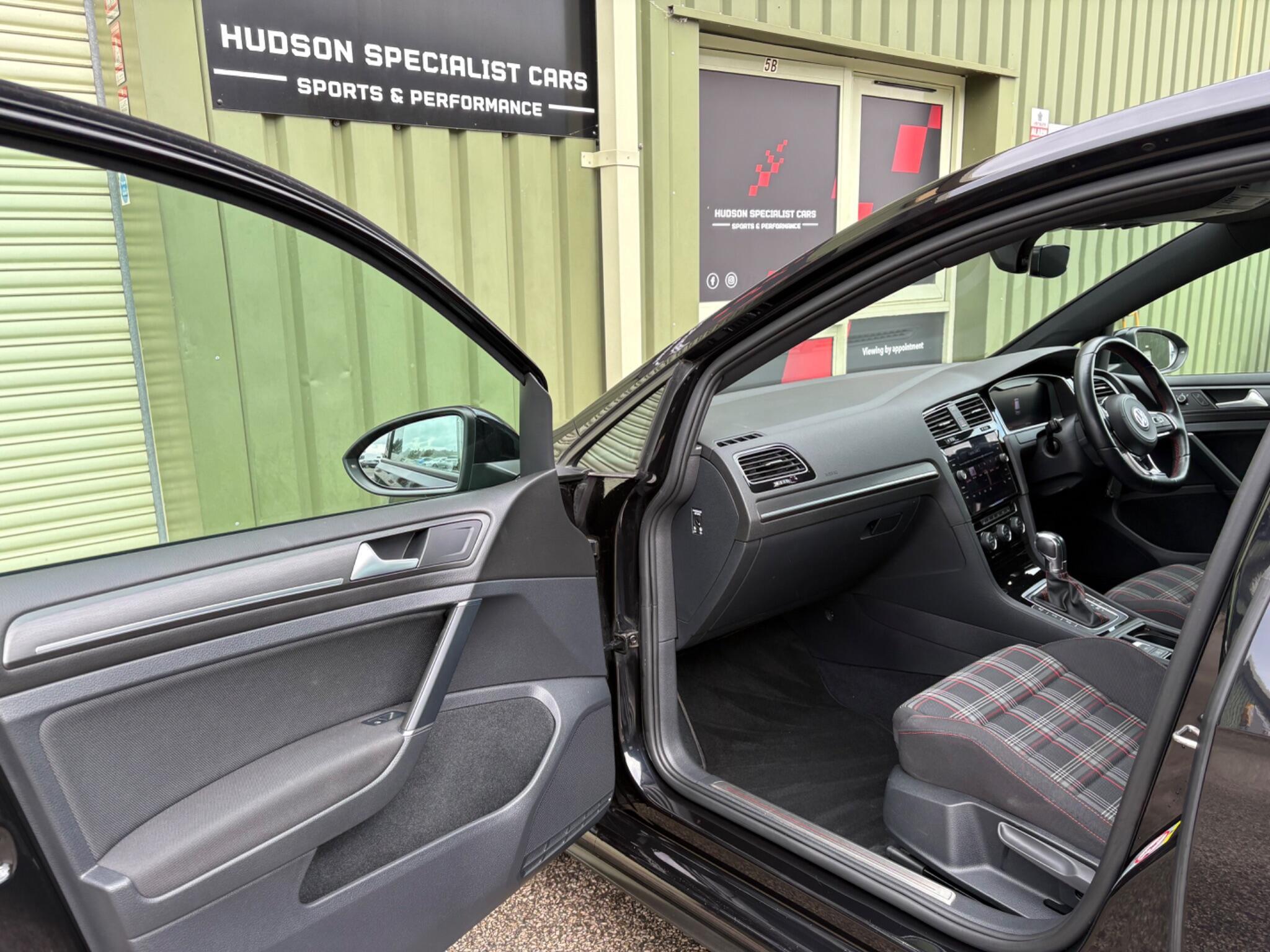 Volkswagen Golf - Image 12