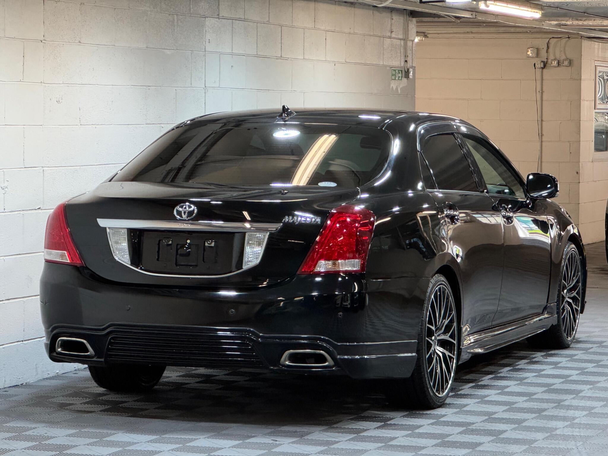 Toyota CROWN - Image 4