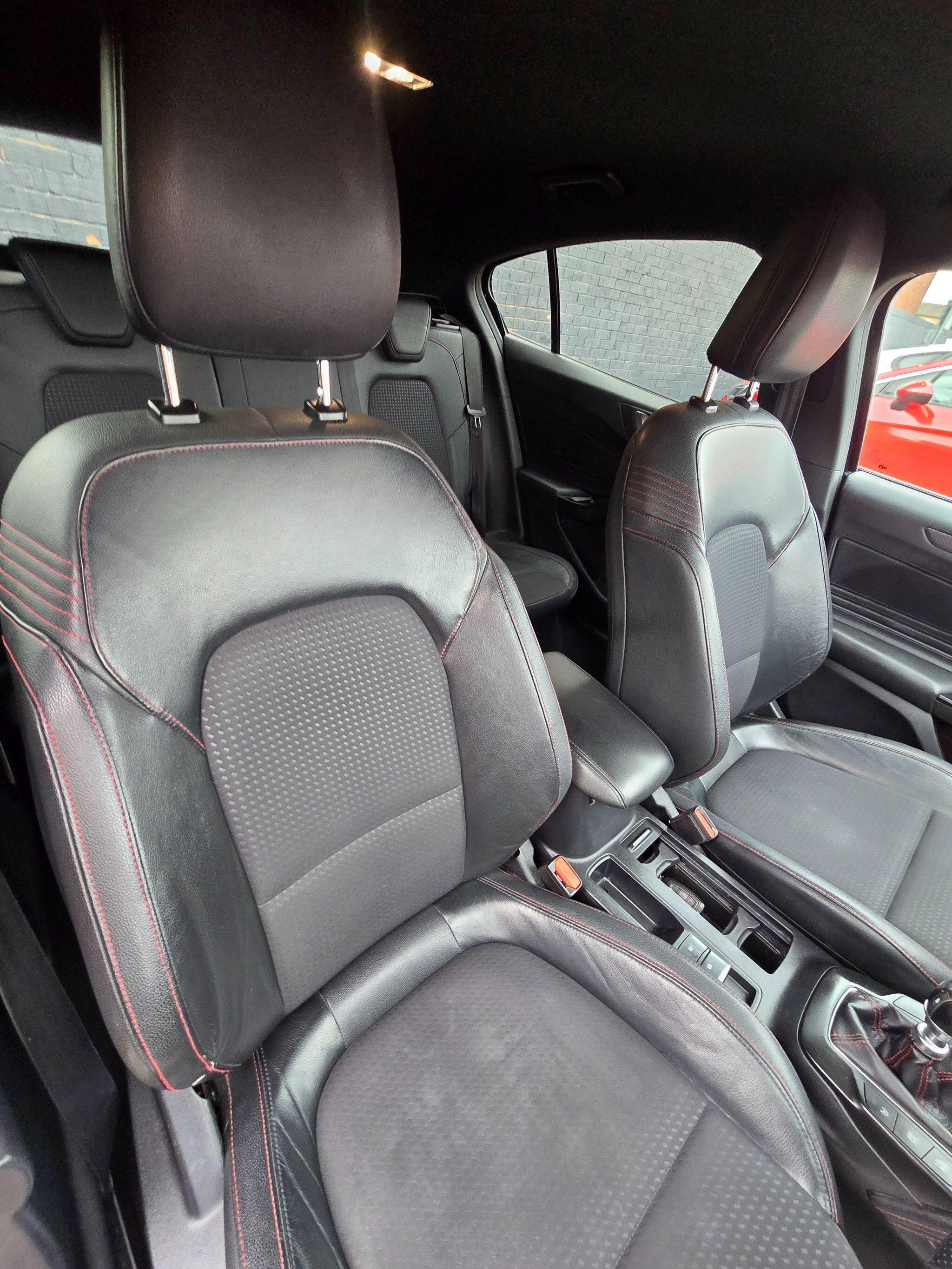 Ford Focus - Image 22