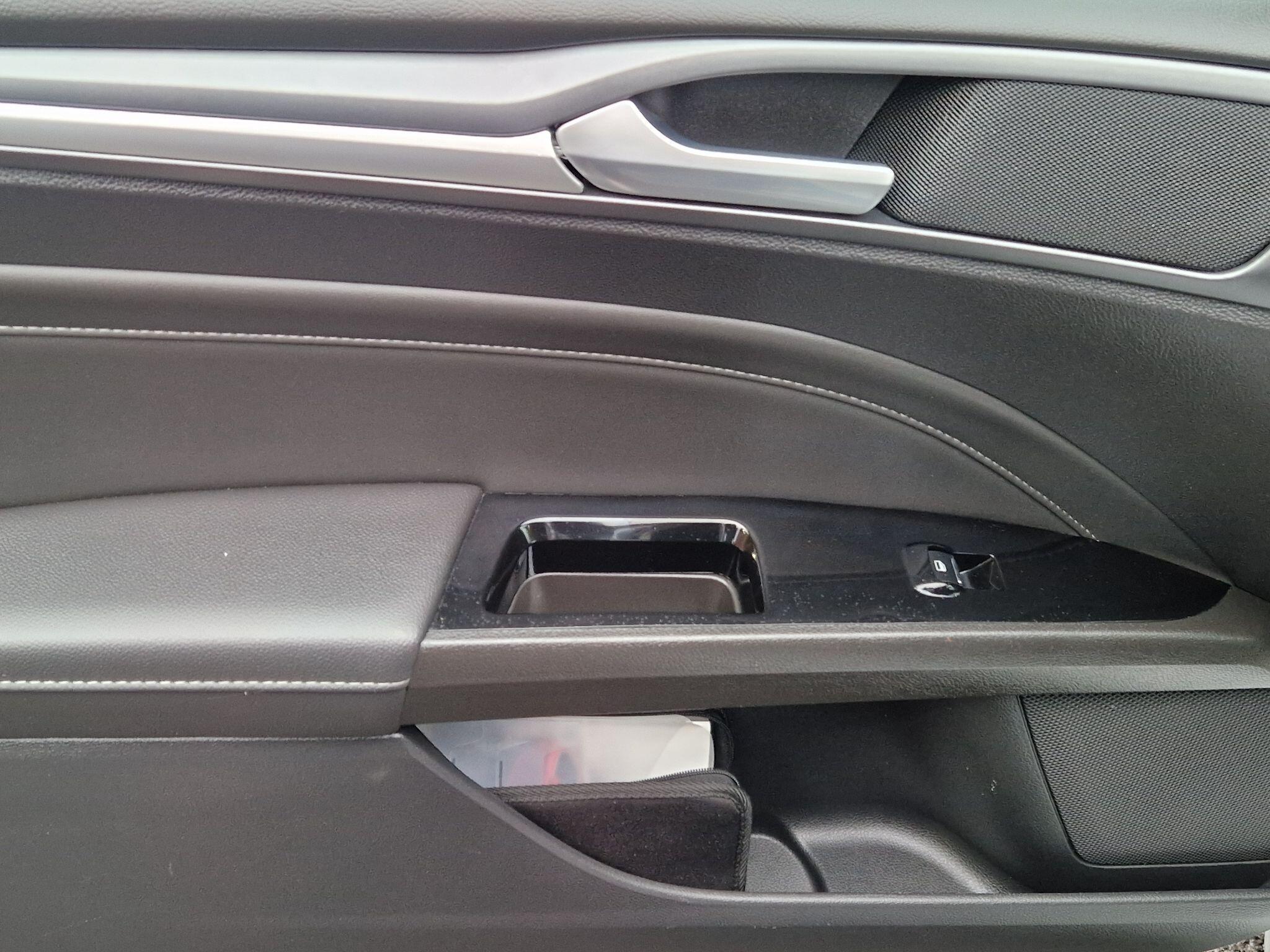 Ford Mondeo - Image 35