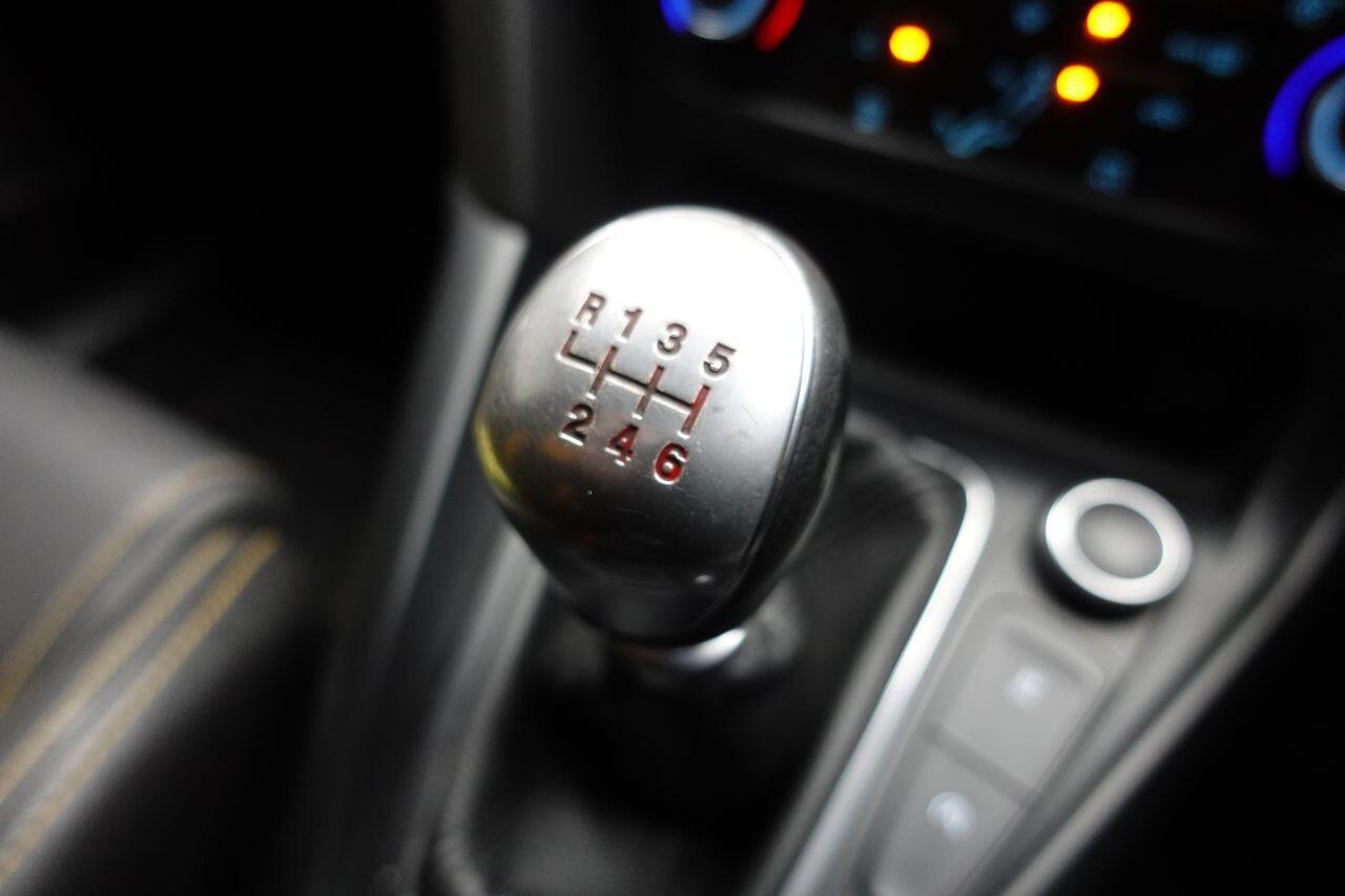 Ford Focus - Image 27