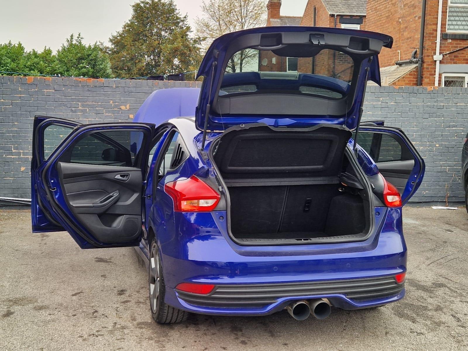 Ford Focus - Image 19