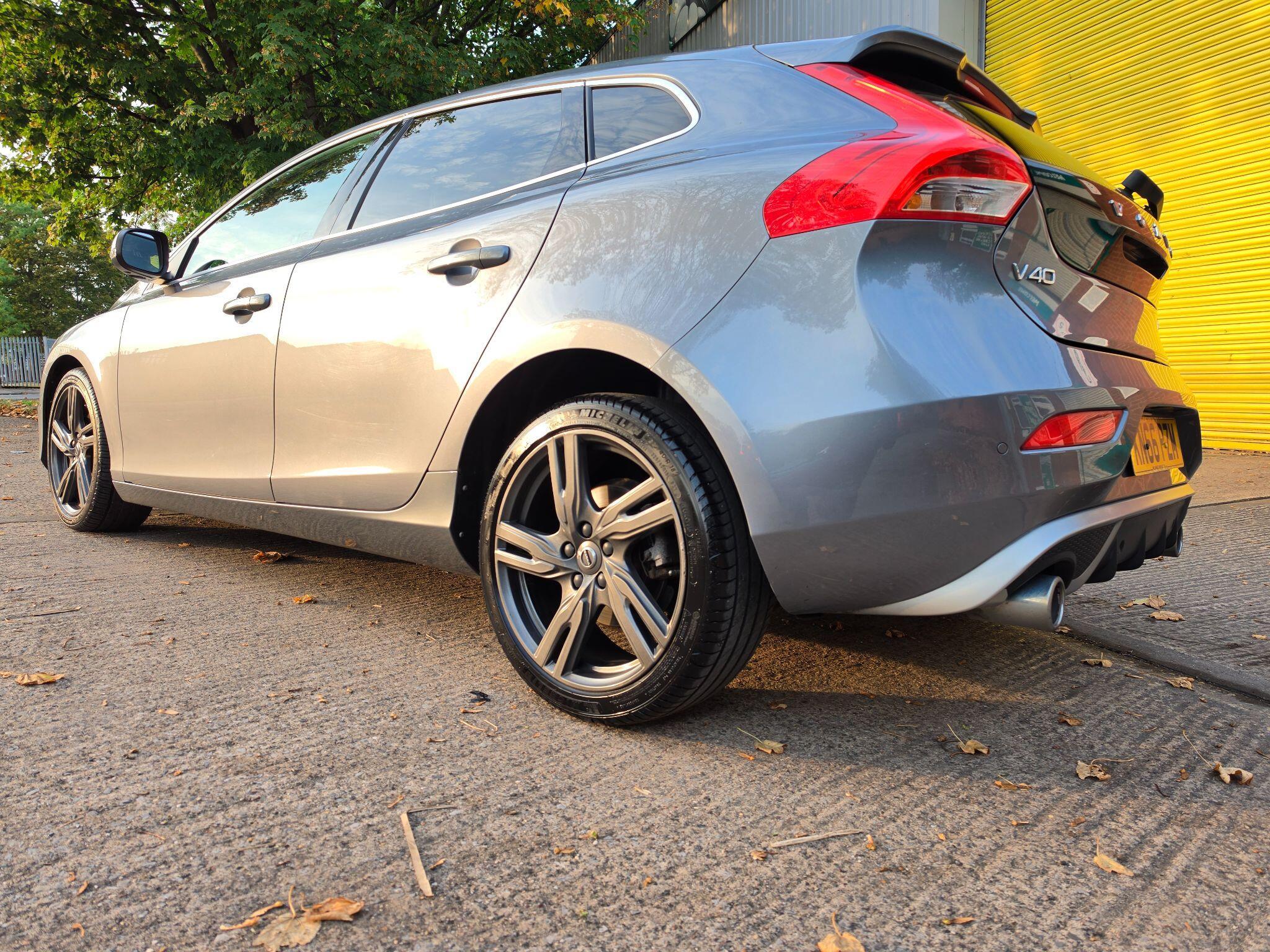 Volvo V40 - Image 2