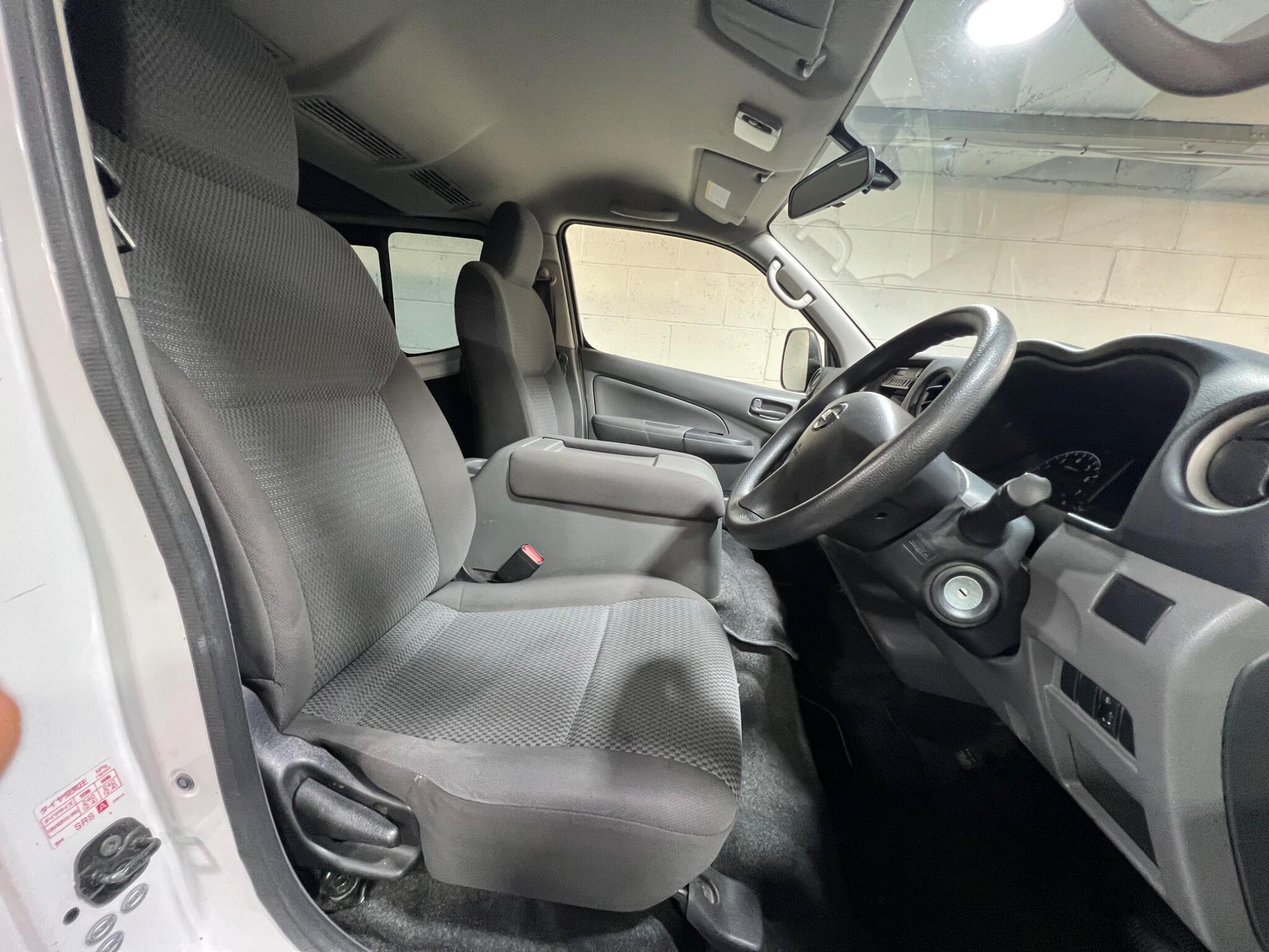 Nissan NV300 - Image 7