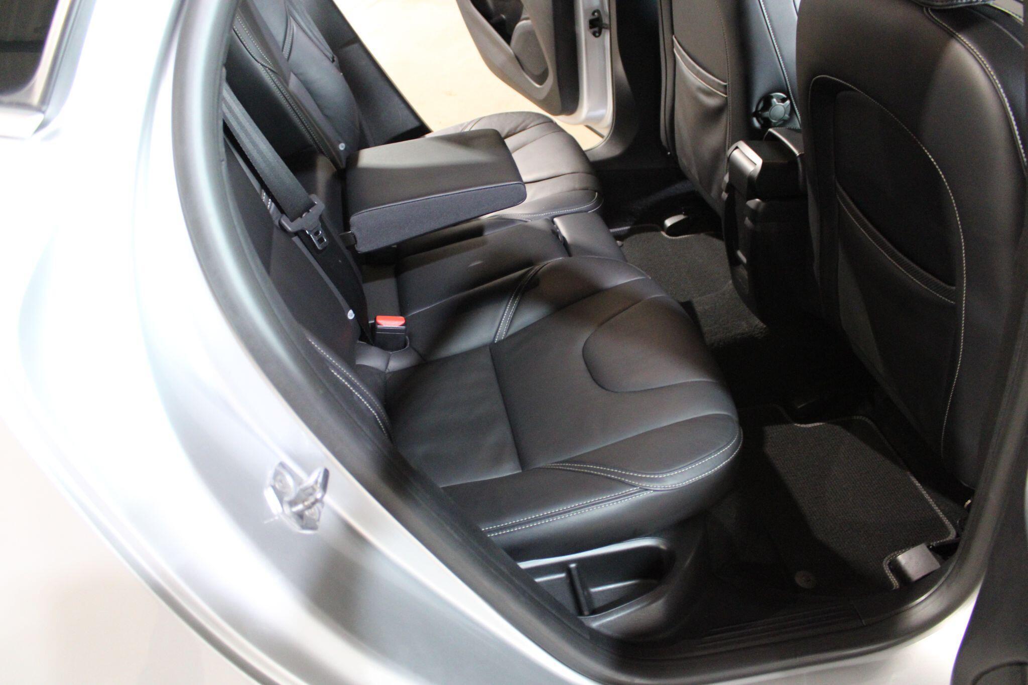 Volvo V40 - Image 25