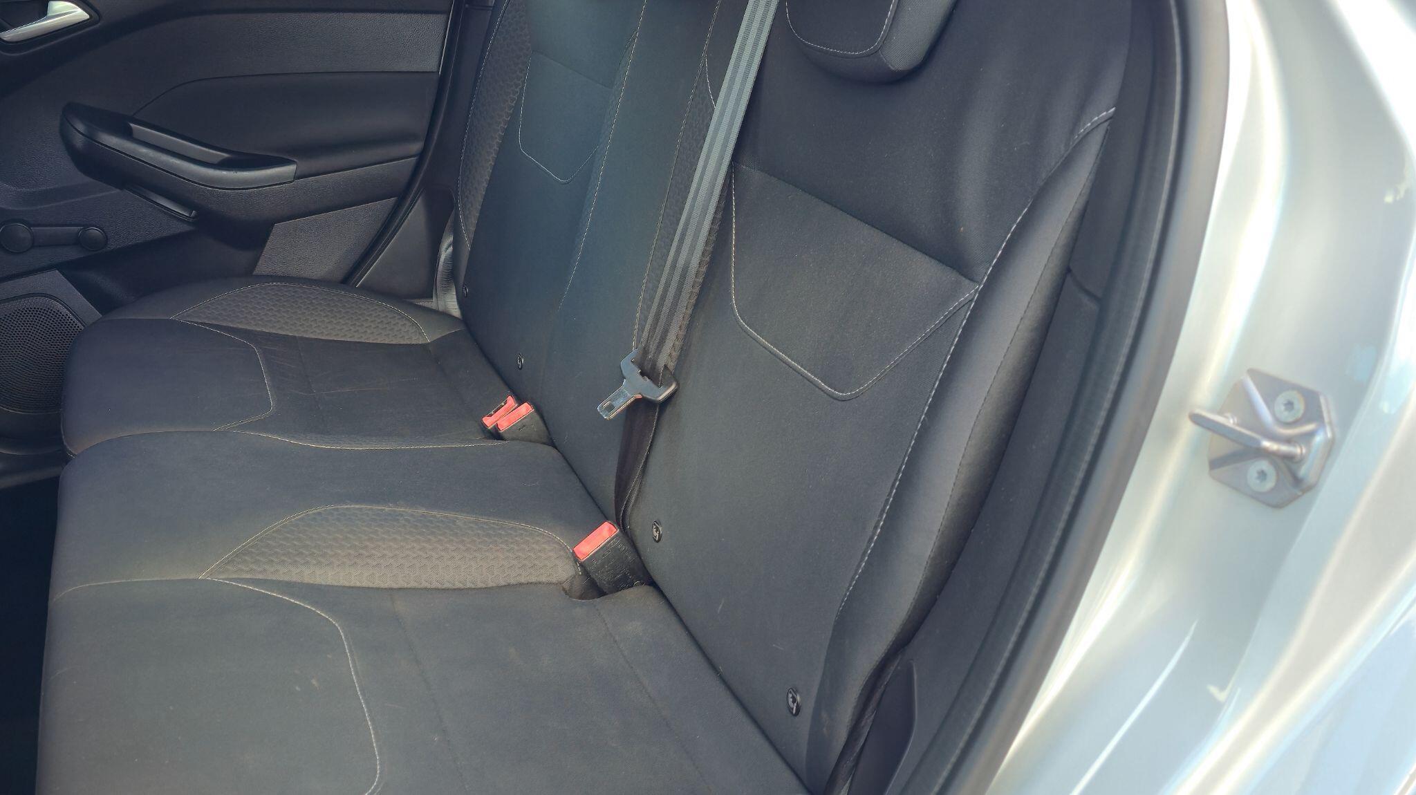 Ford Focus - Image 18