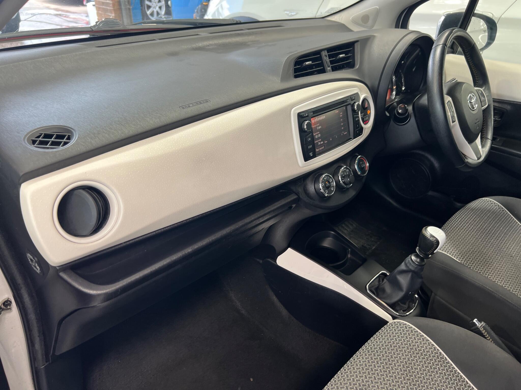 Toyota Yaris - Image 27