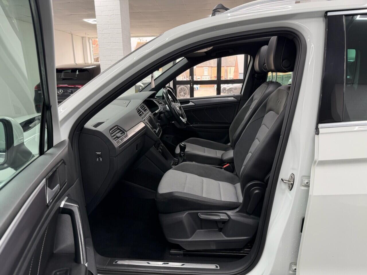 Volkswagen Tiguan - Image 27