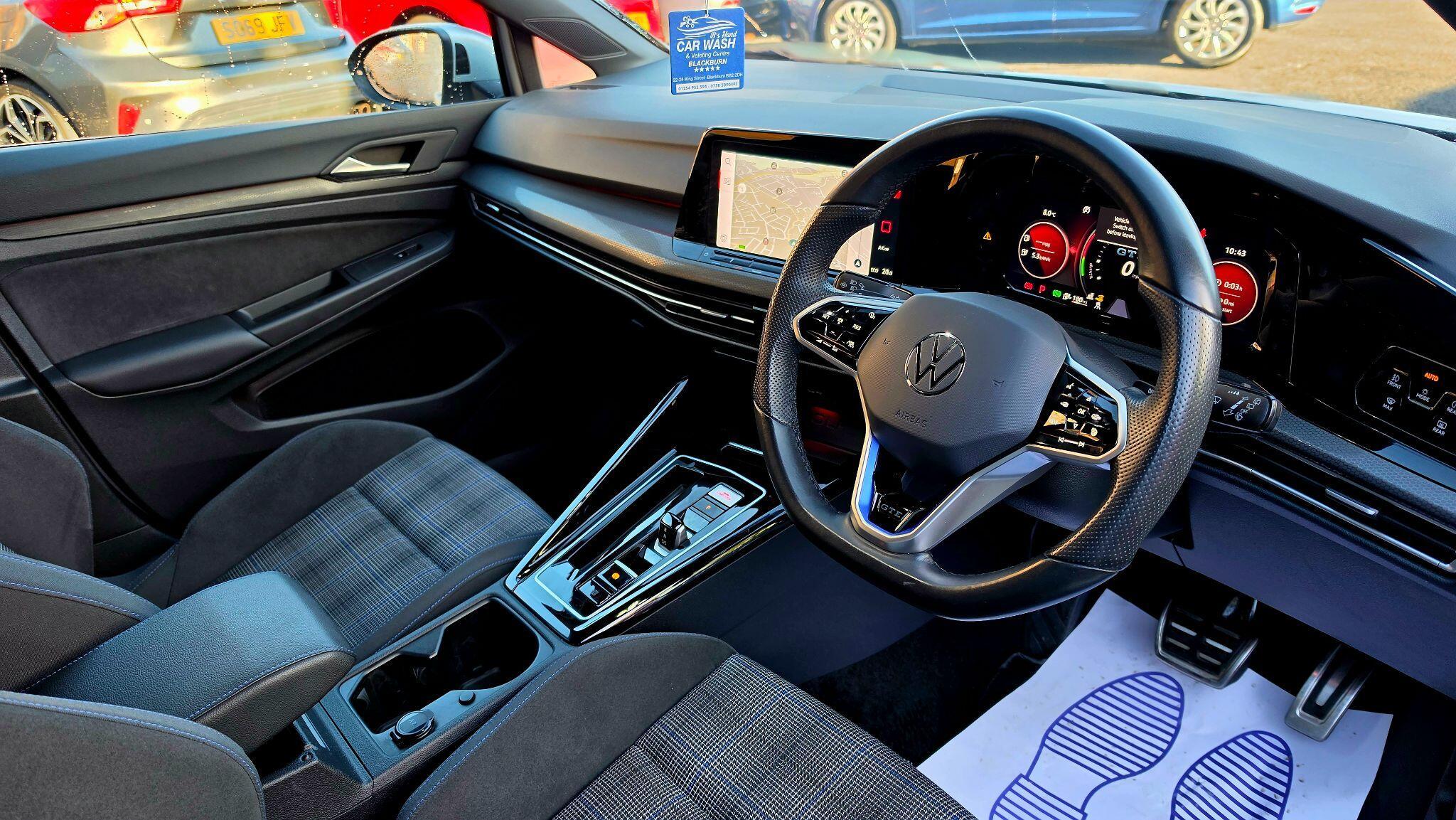 Volkswagen Golf - Image 11
