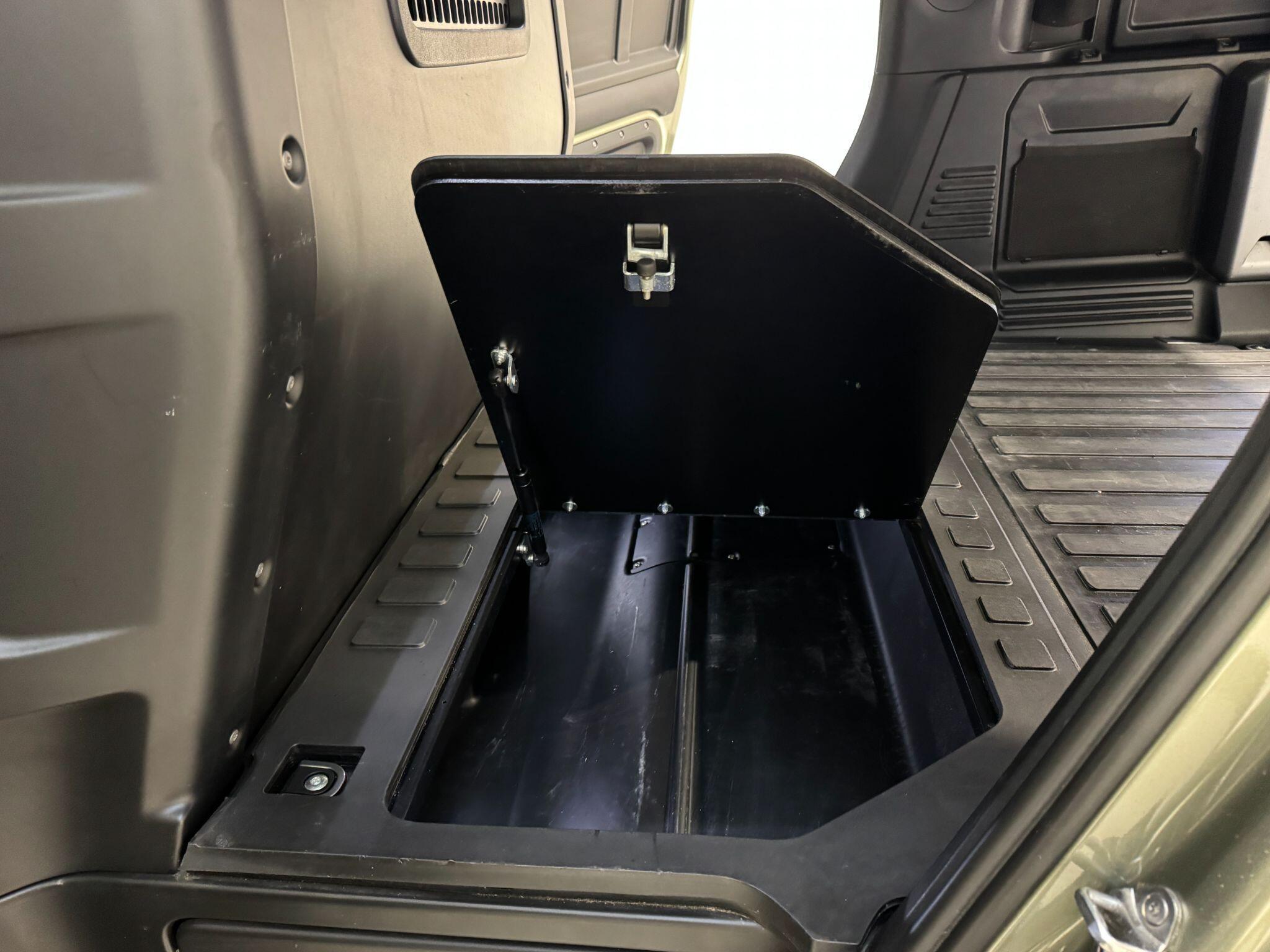 Land Rover Defender 110 - Image 54