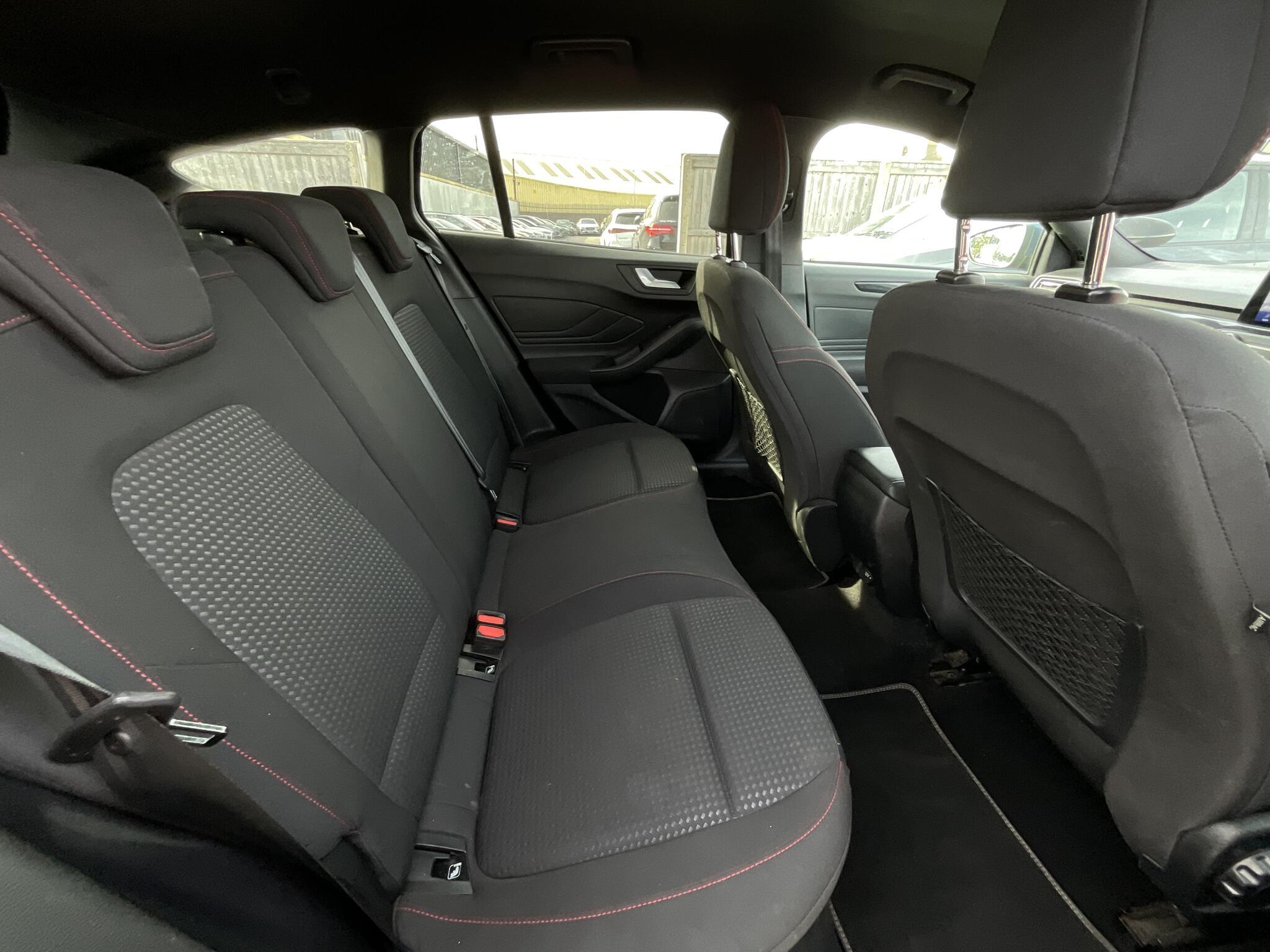 Ford Focus - Image 12