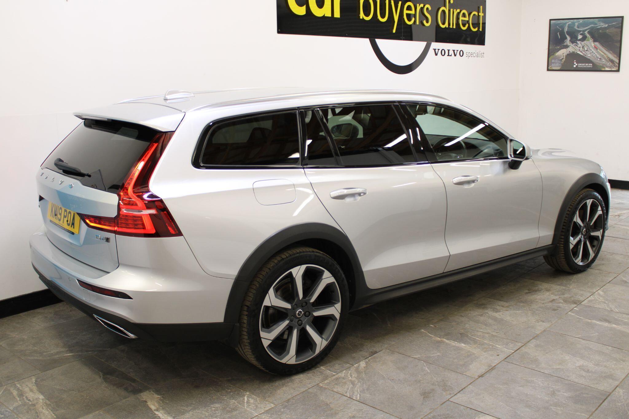 Volvo V60 CROSS COUNTRY - Image 4