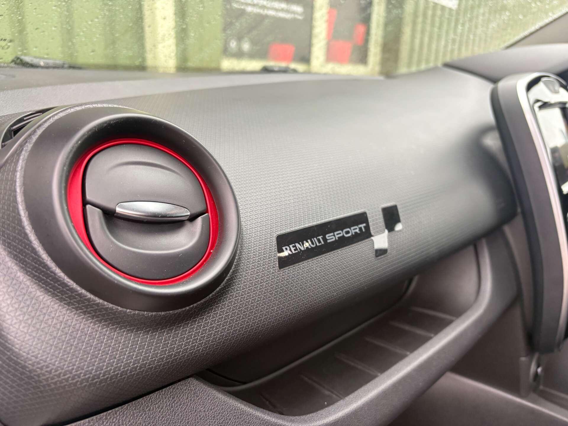 Renault Clio - Image 19