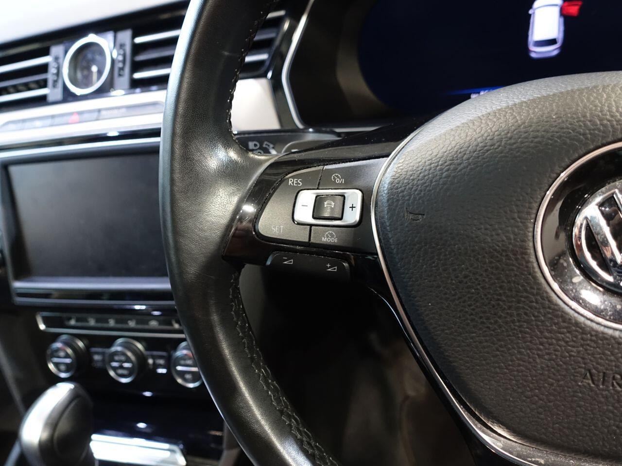 Volkswagen Passat - Image 21