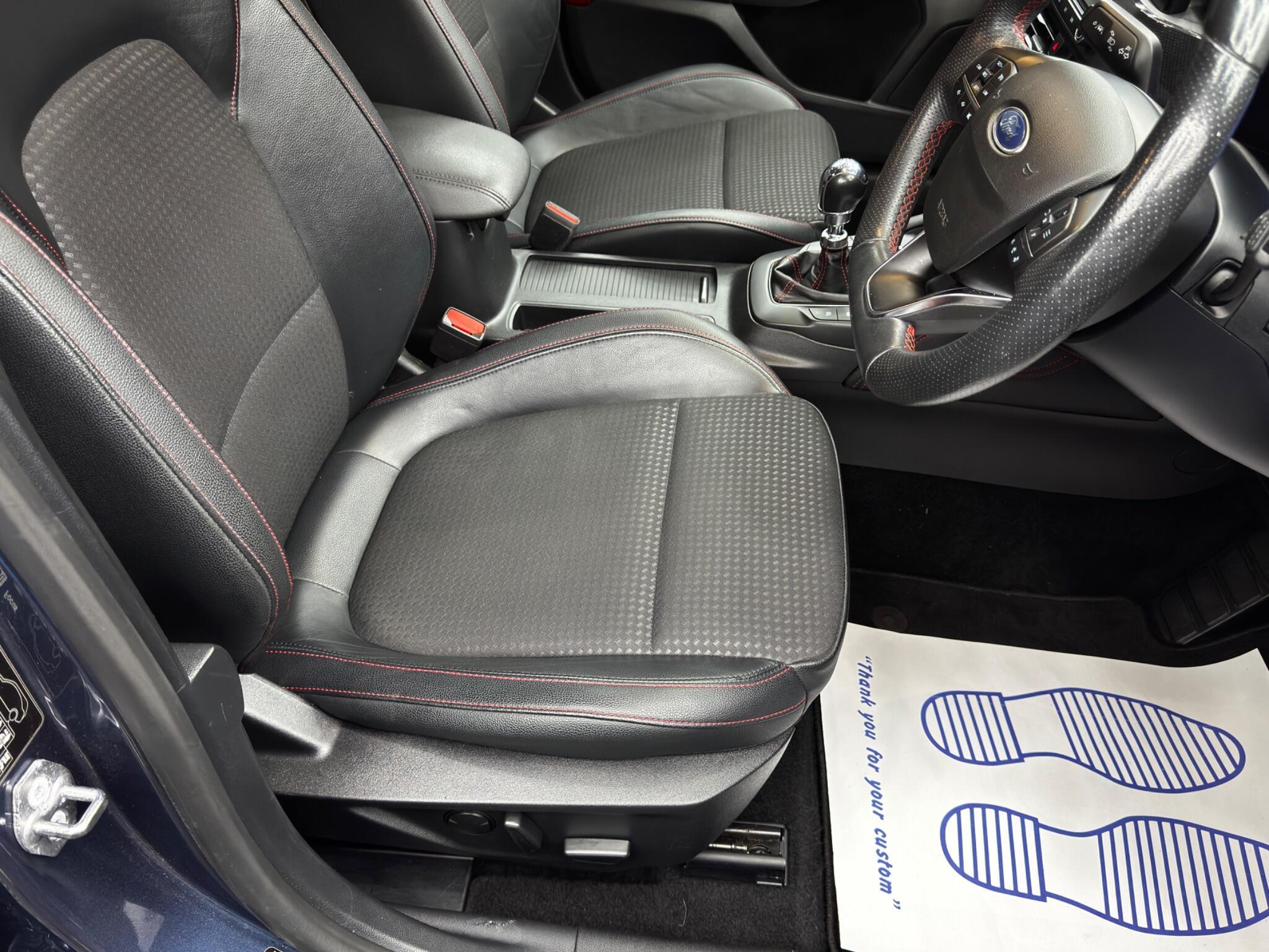 Ford Focus - Image 13