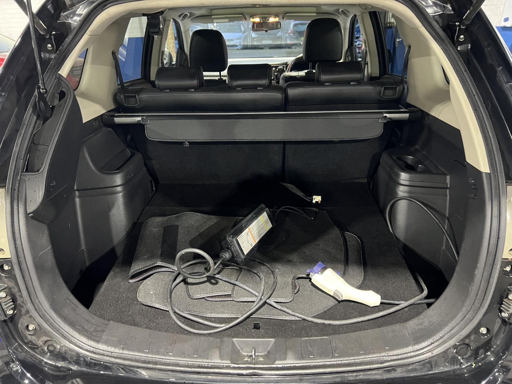 Mitsubishi Outlander - Image 17