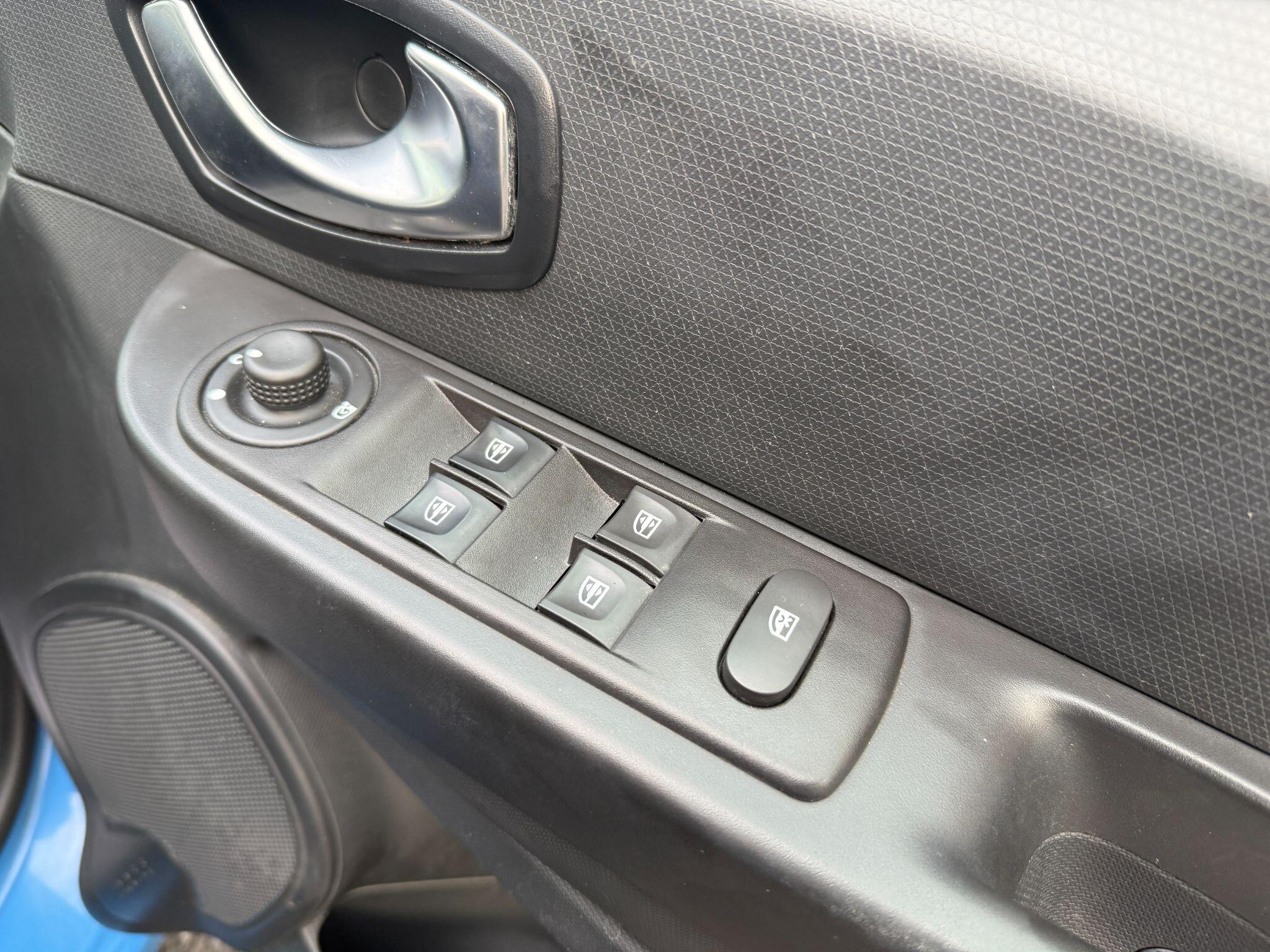 Renault Clio - Image 59