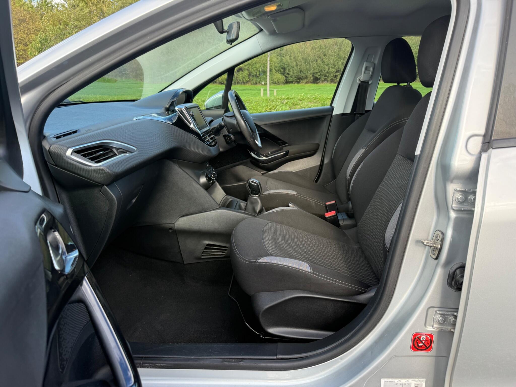 Peugeot 208 - Image 9