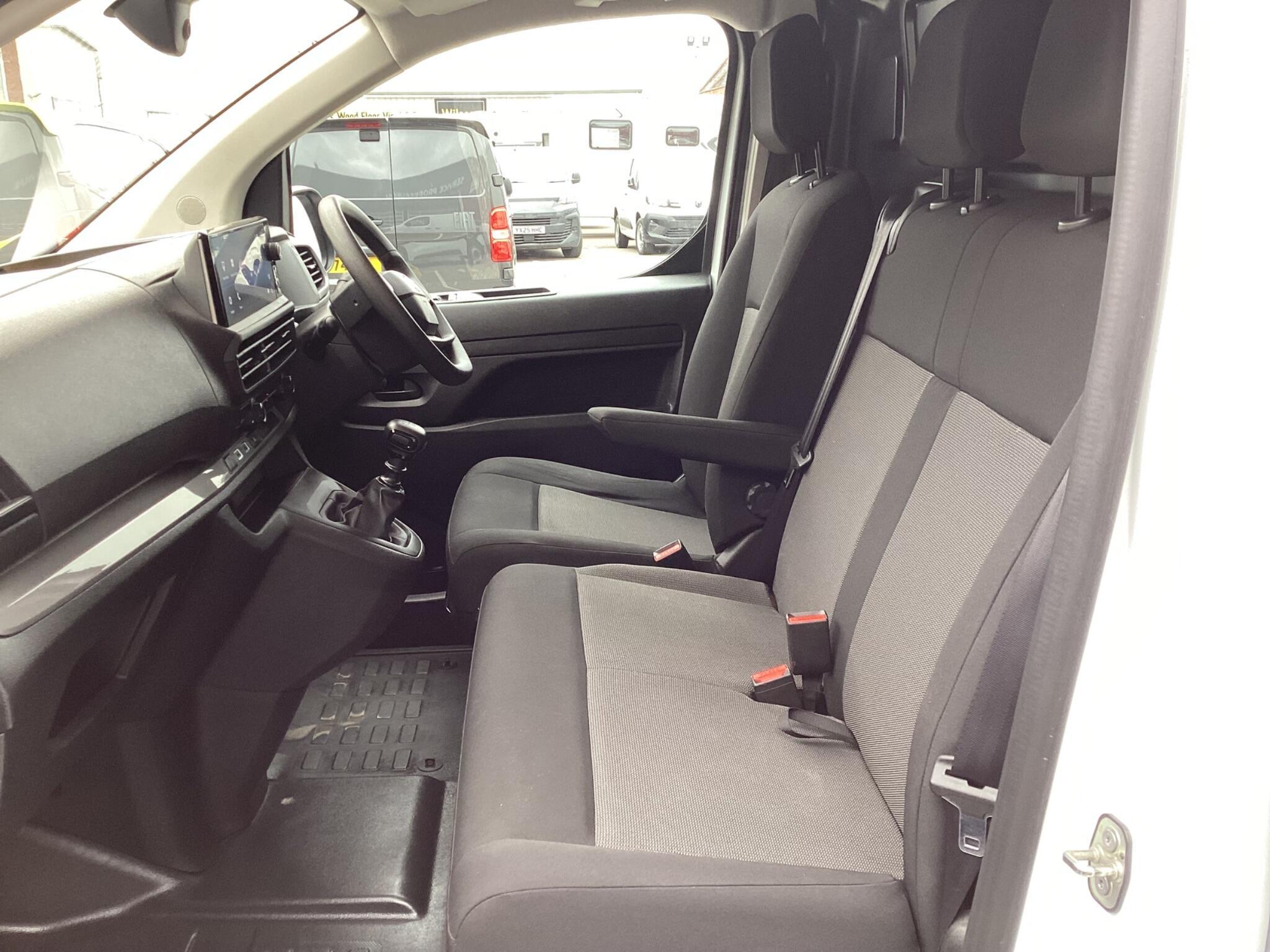 Vauxhall Vivaro - Image 20