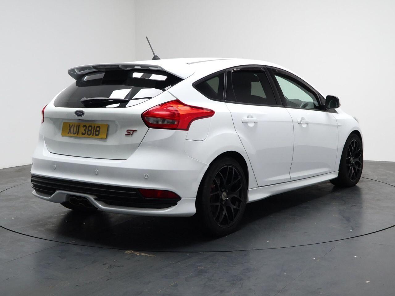 Ford Focus - Image 13