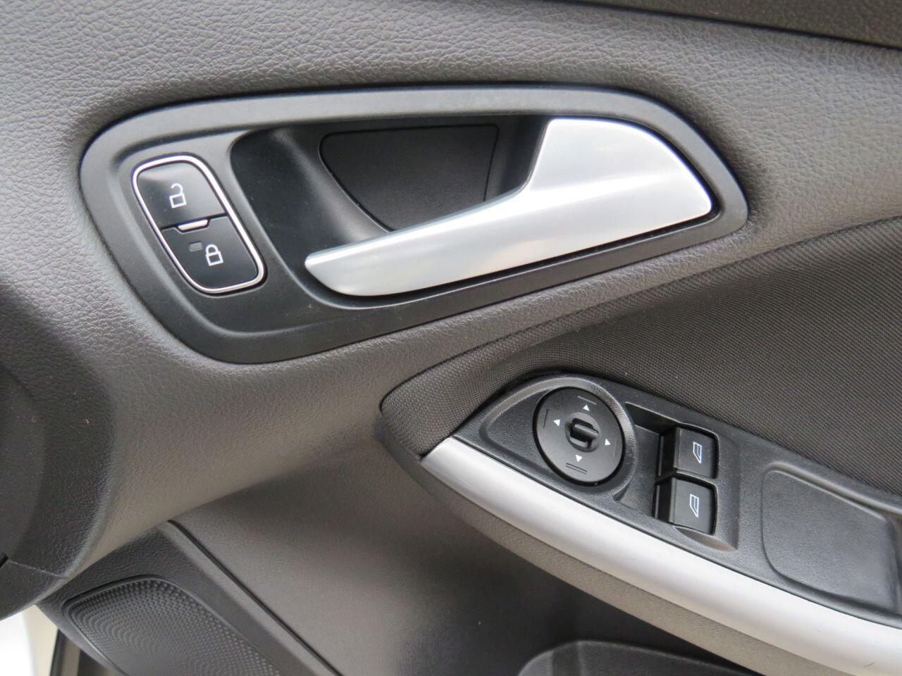 Ford Focus - Image 18