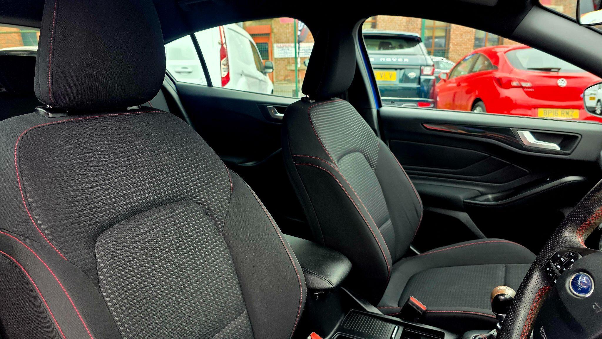 Ford Focus - Image 12