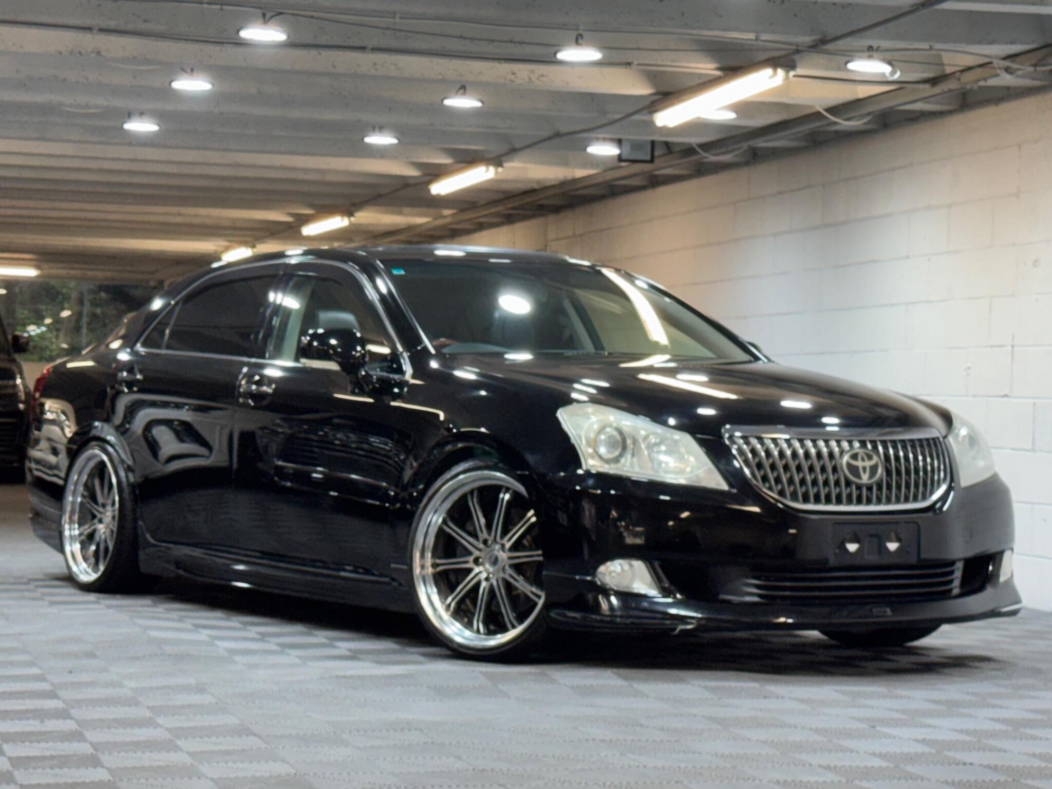 Toyota CROWN - Image 14