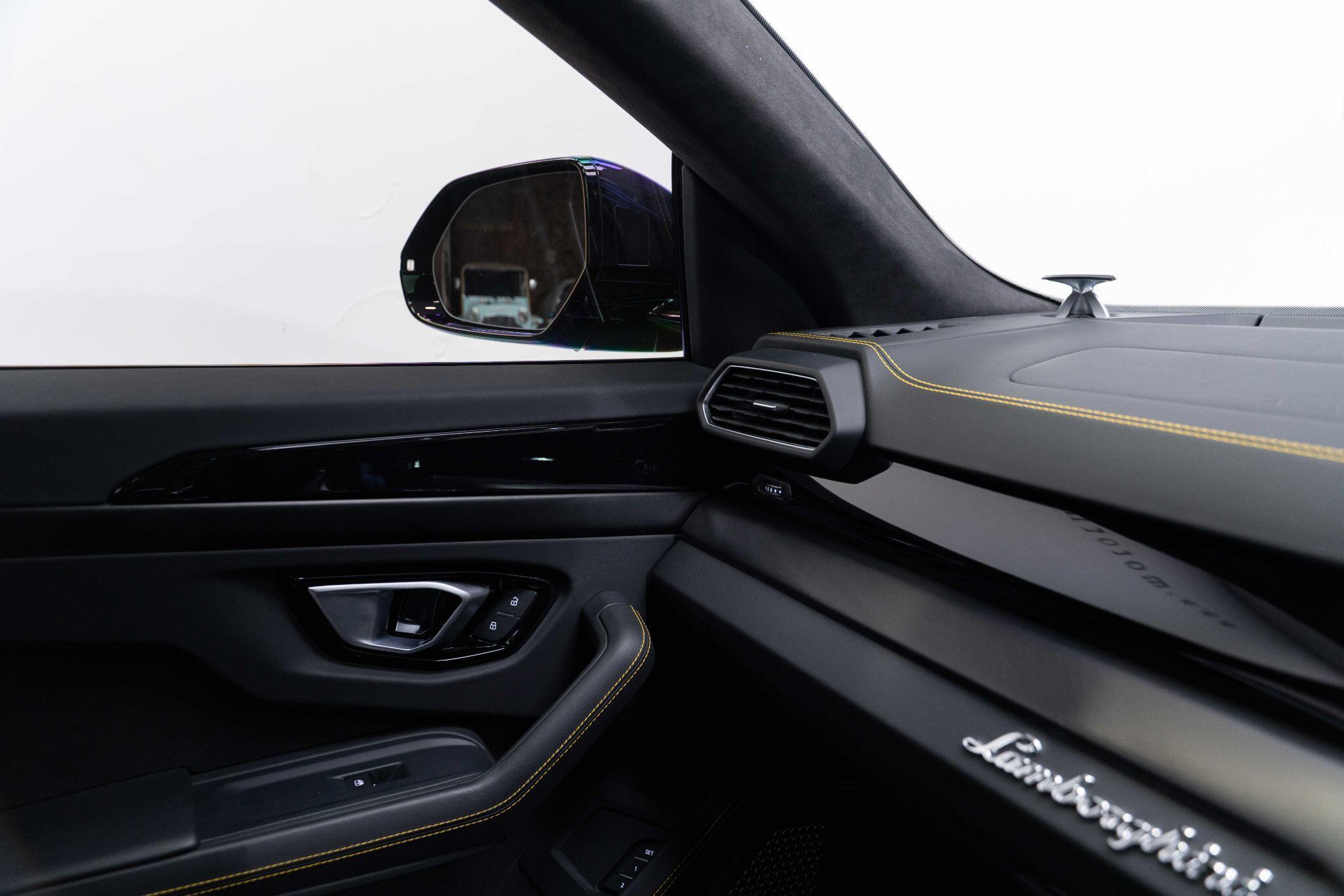 Lamborghini Urus - Image 3