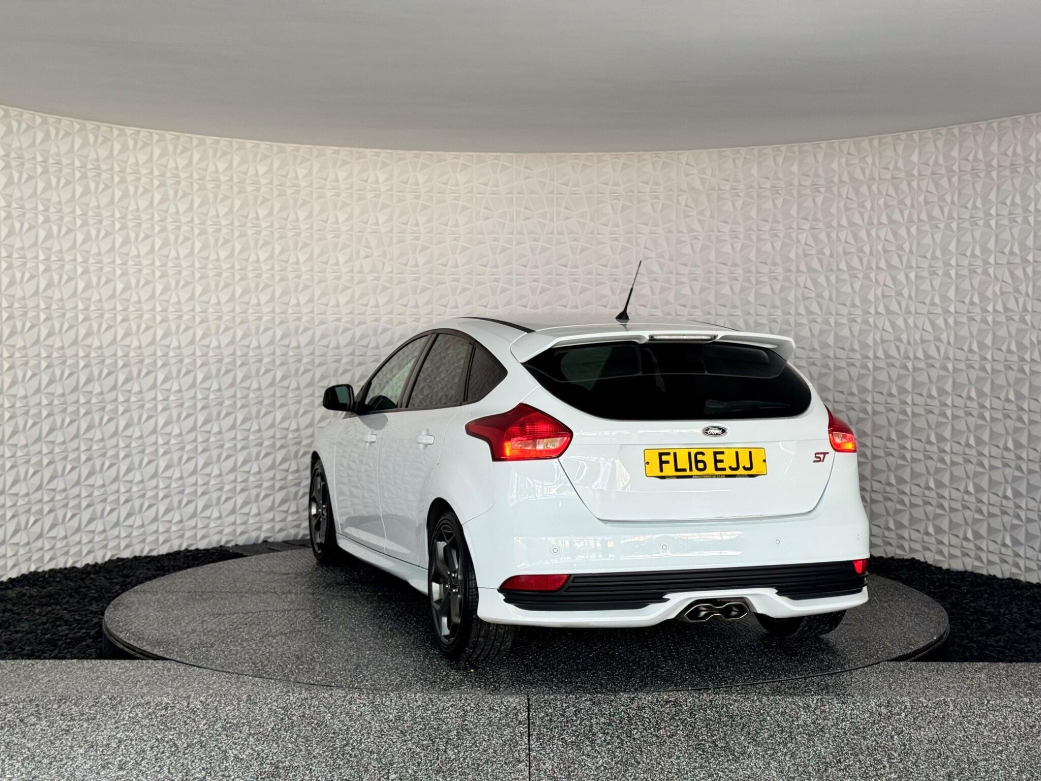 Ford Focus - Image 17