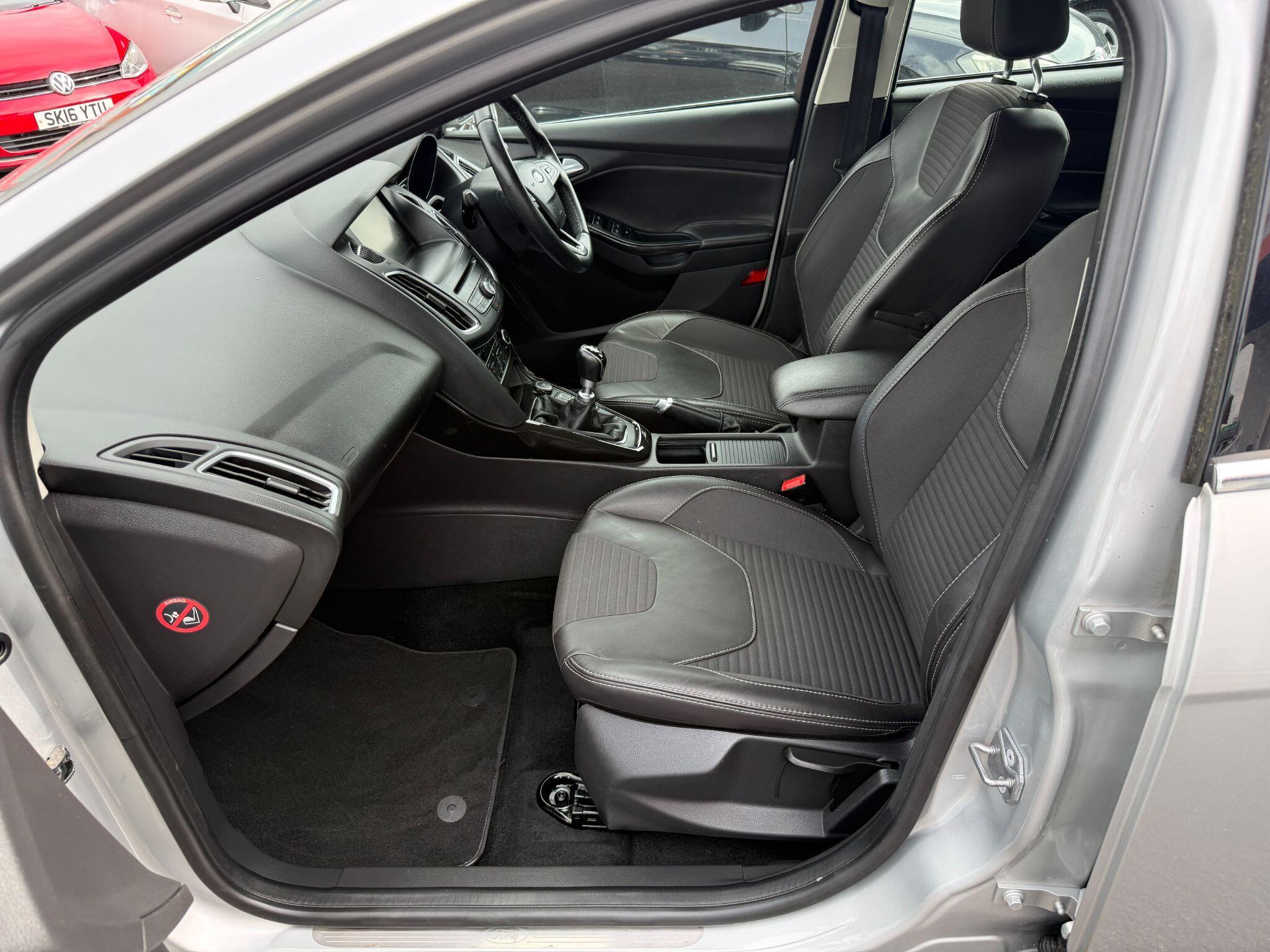 Ford Focus - Image 30