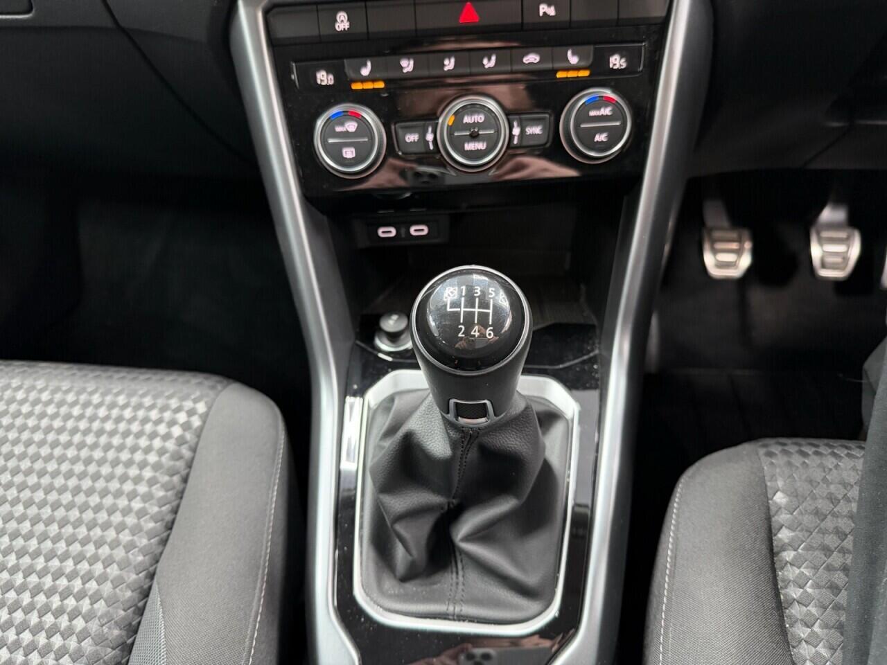 Volkswagen T-Roc - Image 31