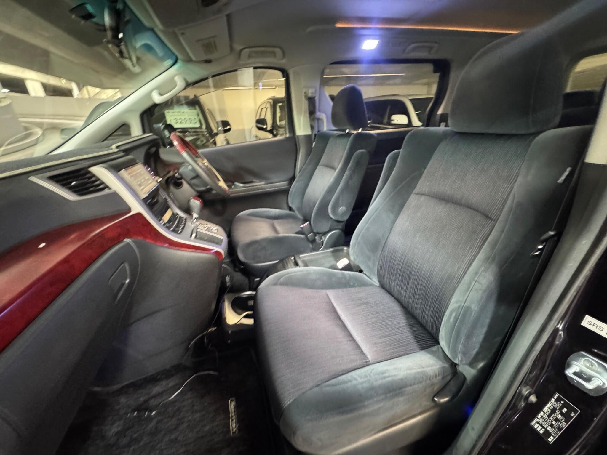 Toyota Vellfire - Image 10
