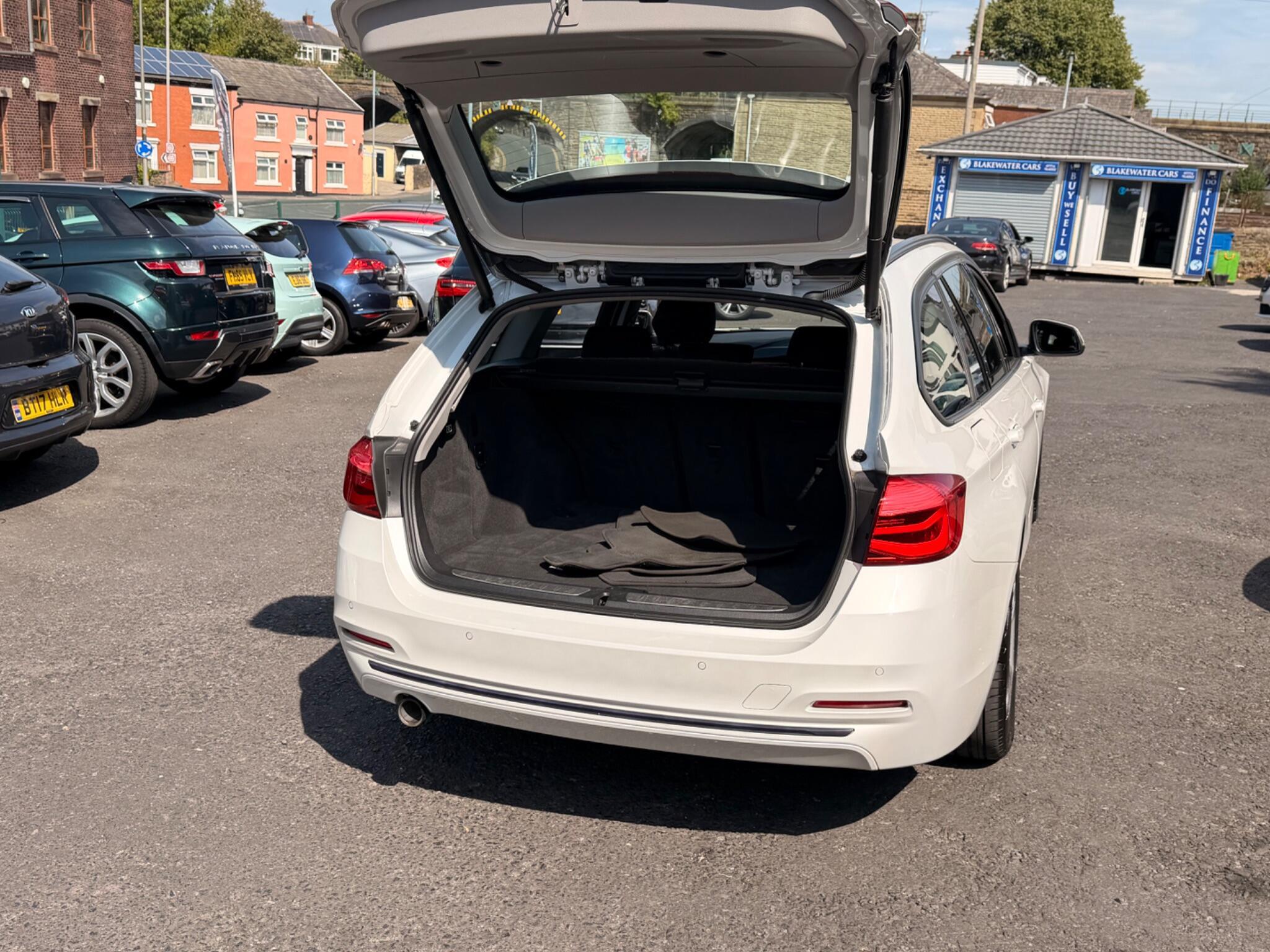 BMW 3 Series - Image 12