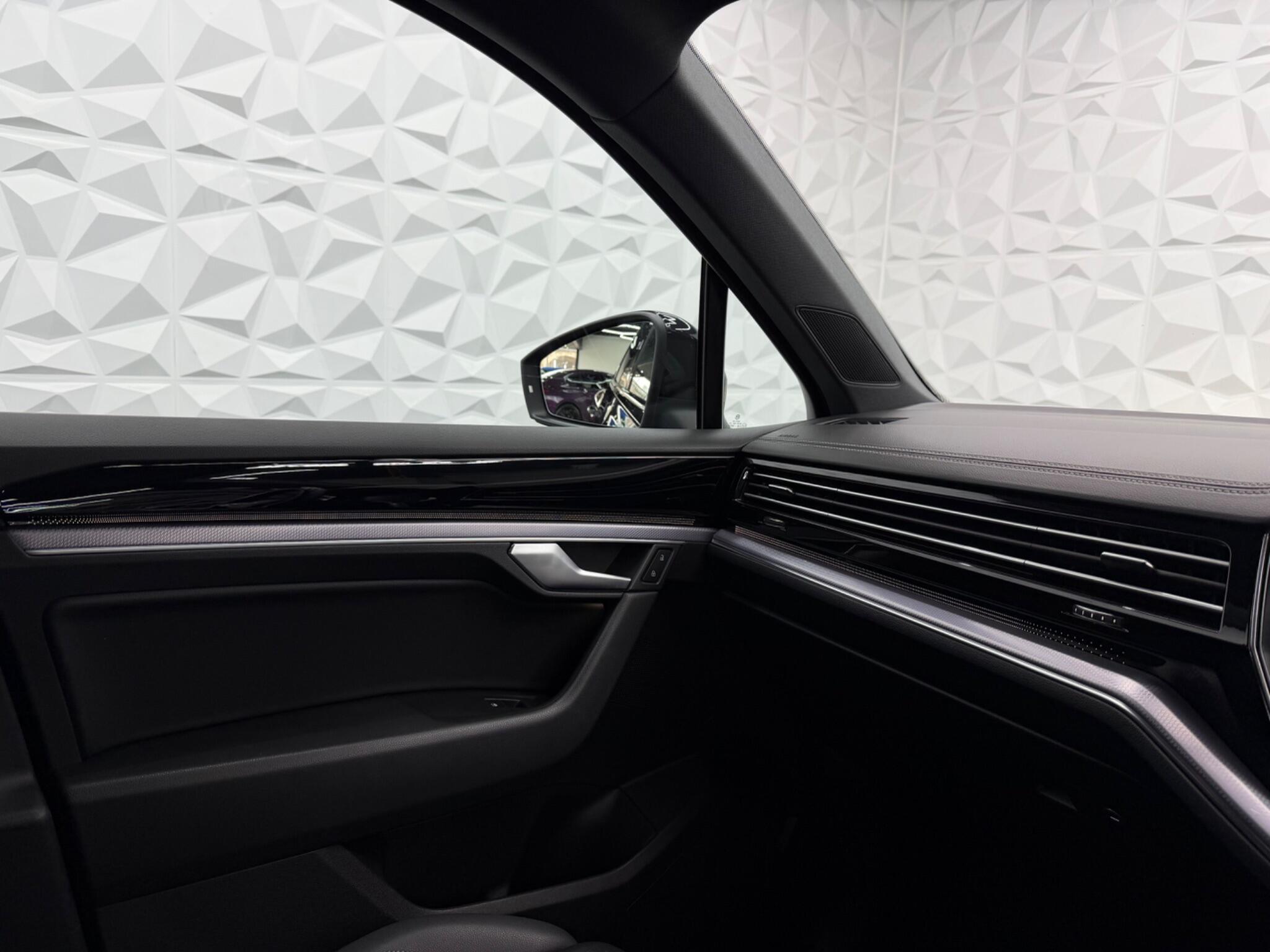 Volkswagen Touareg - Image 30